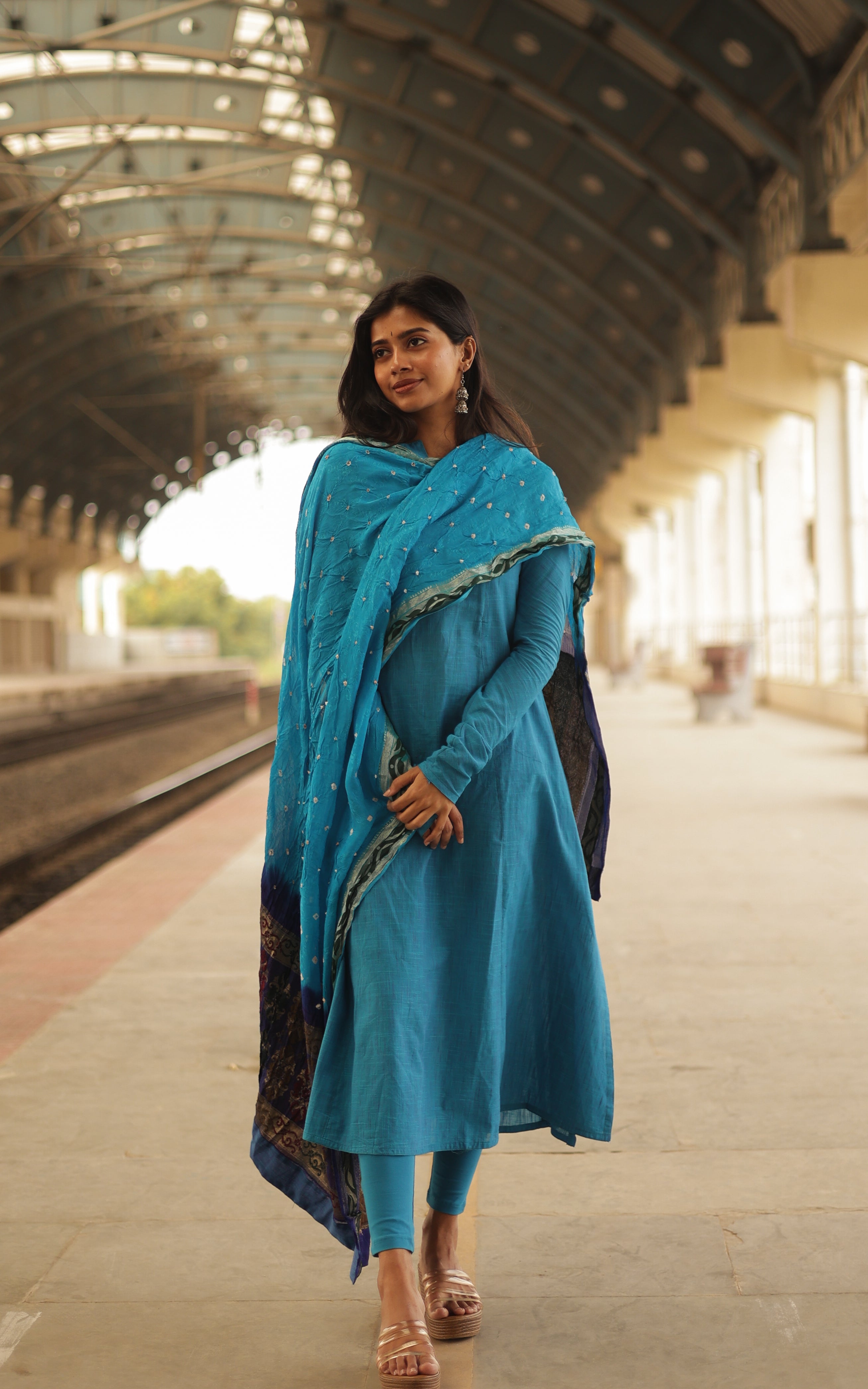 a stylish boat neckline, offering a sophisticated and modern look