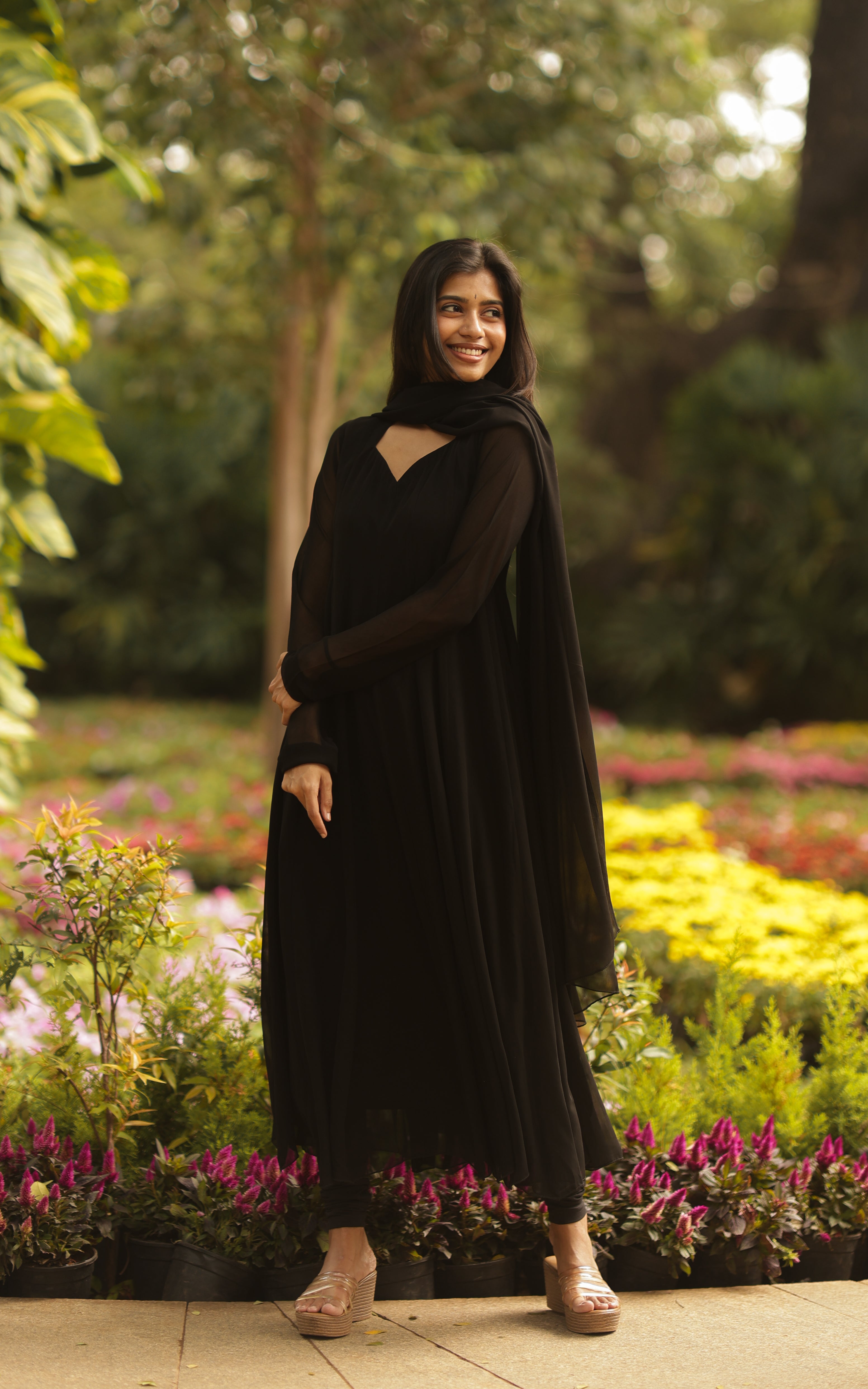 An elegant full flared anarkali with dupatta, The kurti has 3/4 th sleeves and a simple sweetheart neckline, add a stylish touch to the design.