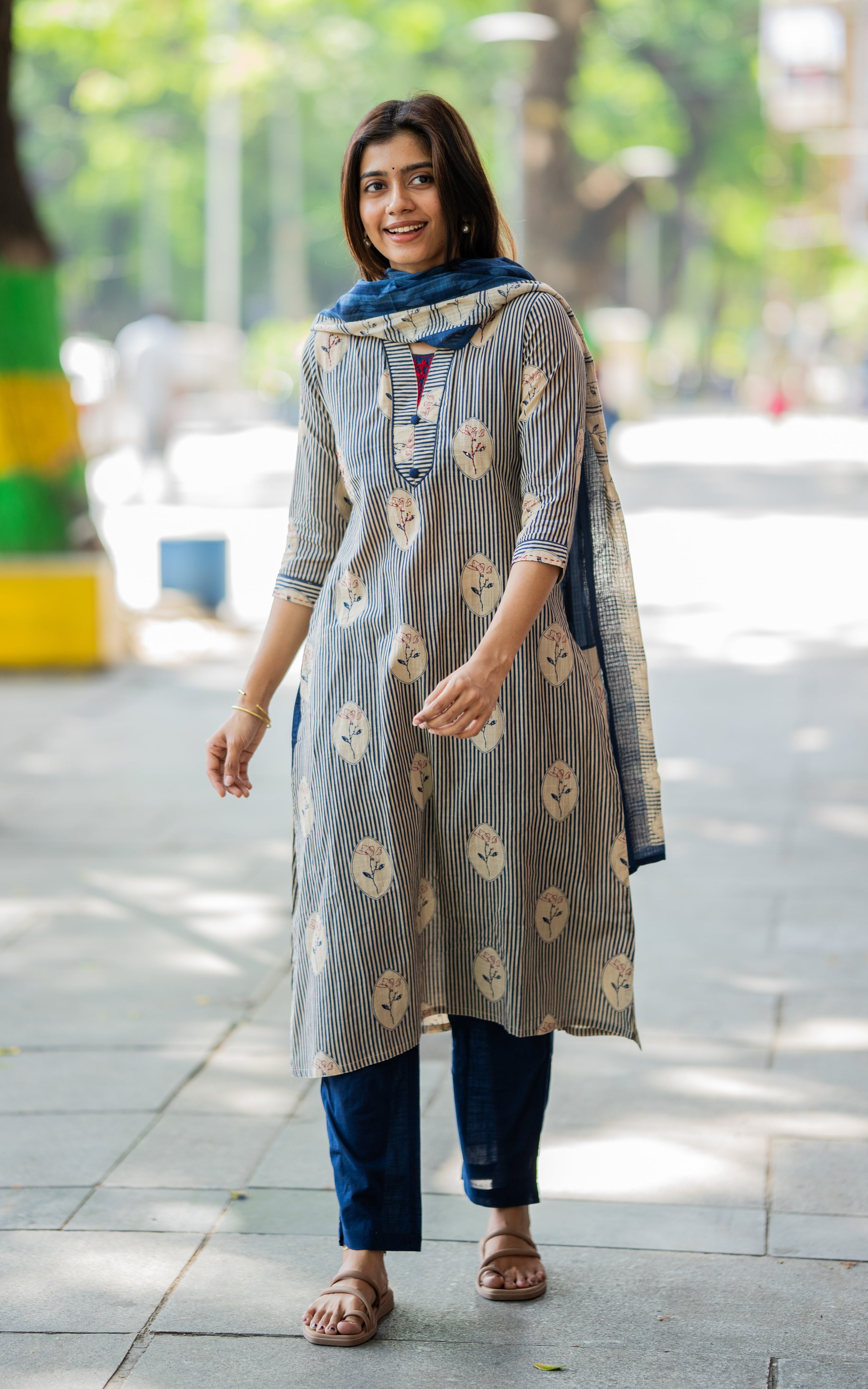 Velichapoove C (Kurti+Pant+Dupatta)