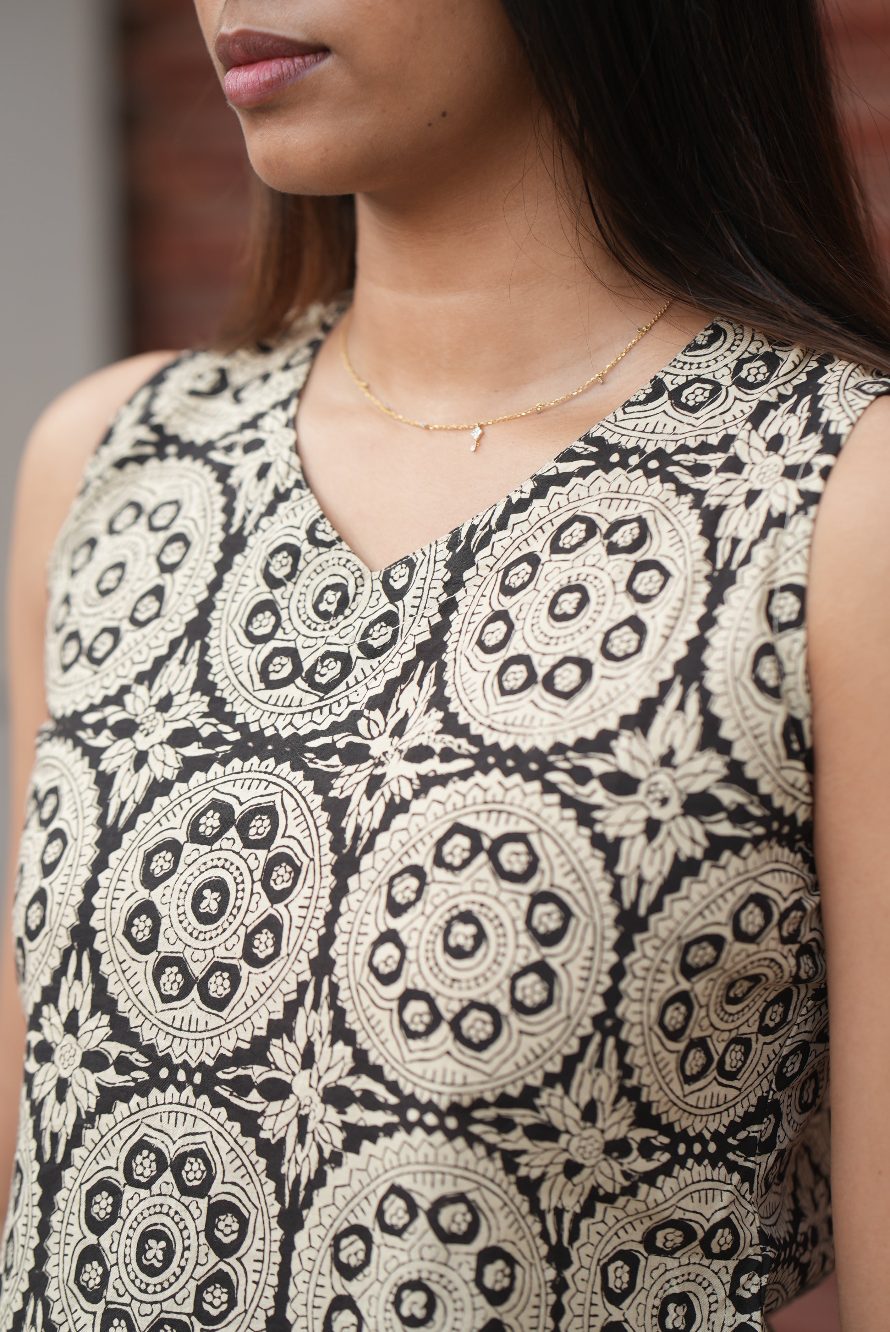 Traditional hand block prints bring ethnic charm to contemporary style.
Lightweight and easy to carry for work, casual outings, or brunch