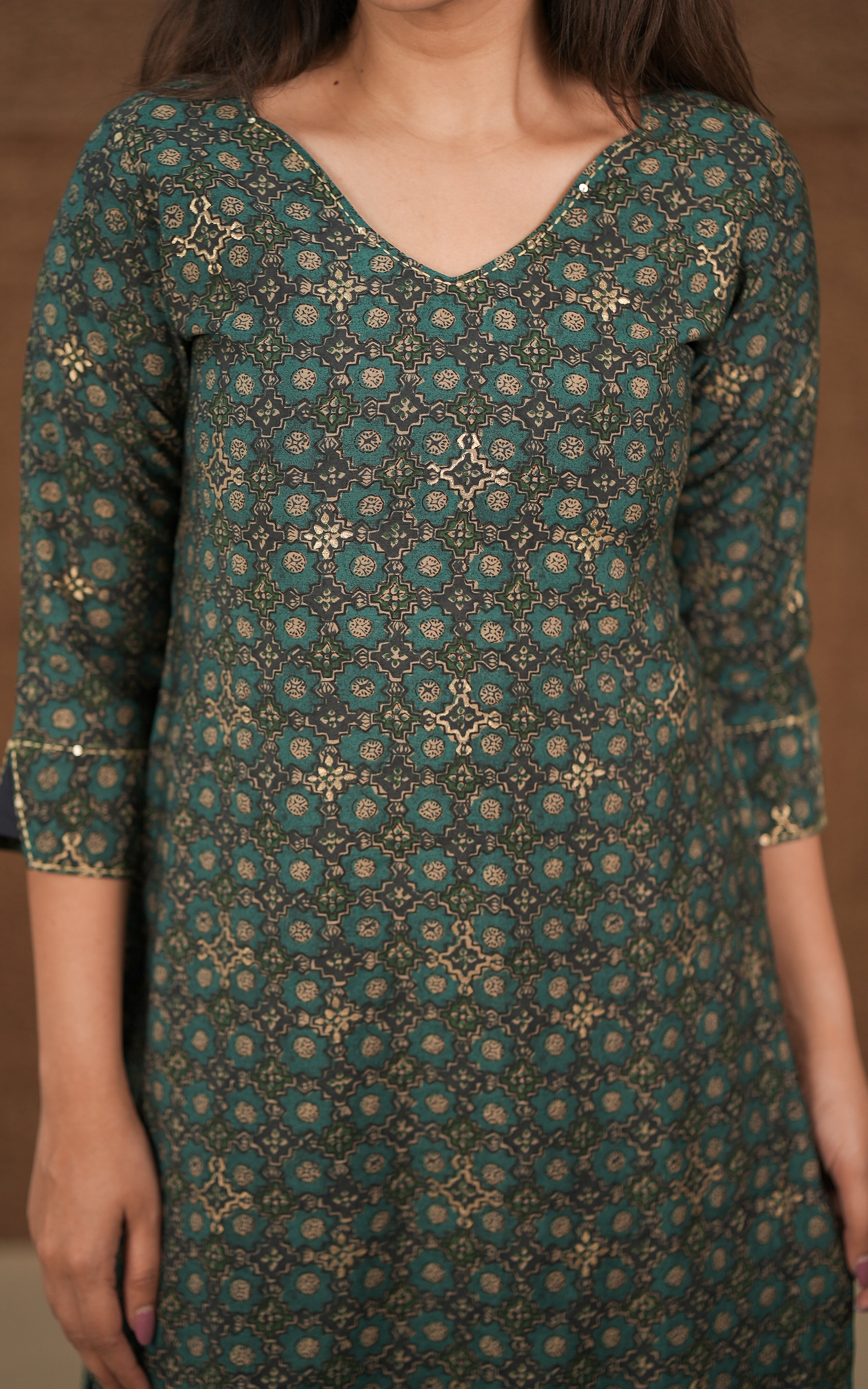 Kurti is straight cut, giving a neat and simple look.