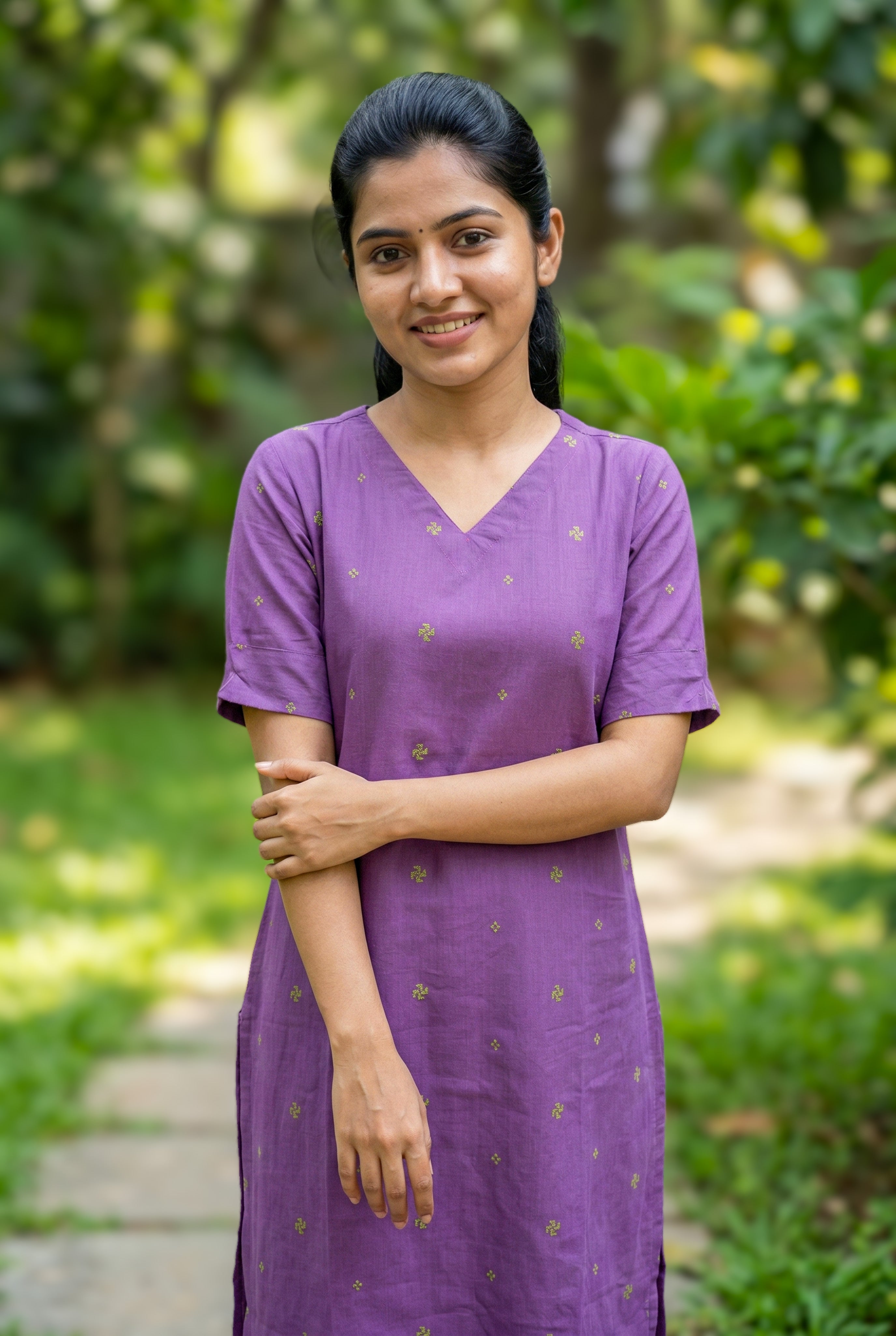 light purple cotton kurti with cutwork sleeves
v-neck straight cut kurti with side slit
cotton kurti with diamond cutwork detailing
casual cotton kurti for women
daily wear light purple kurti