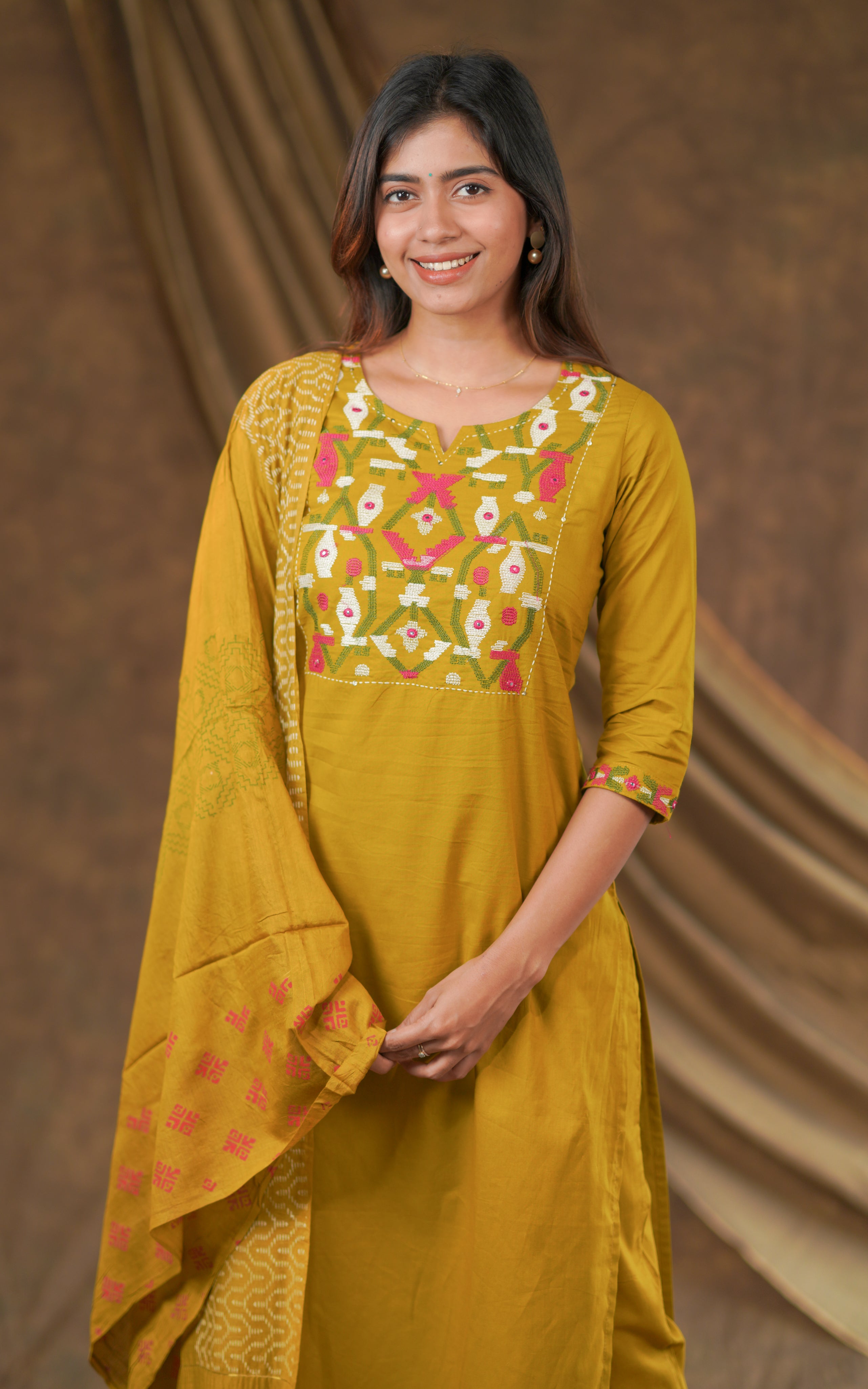 Simple ethnic wear
