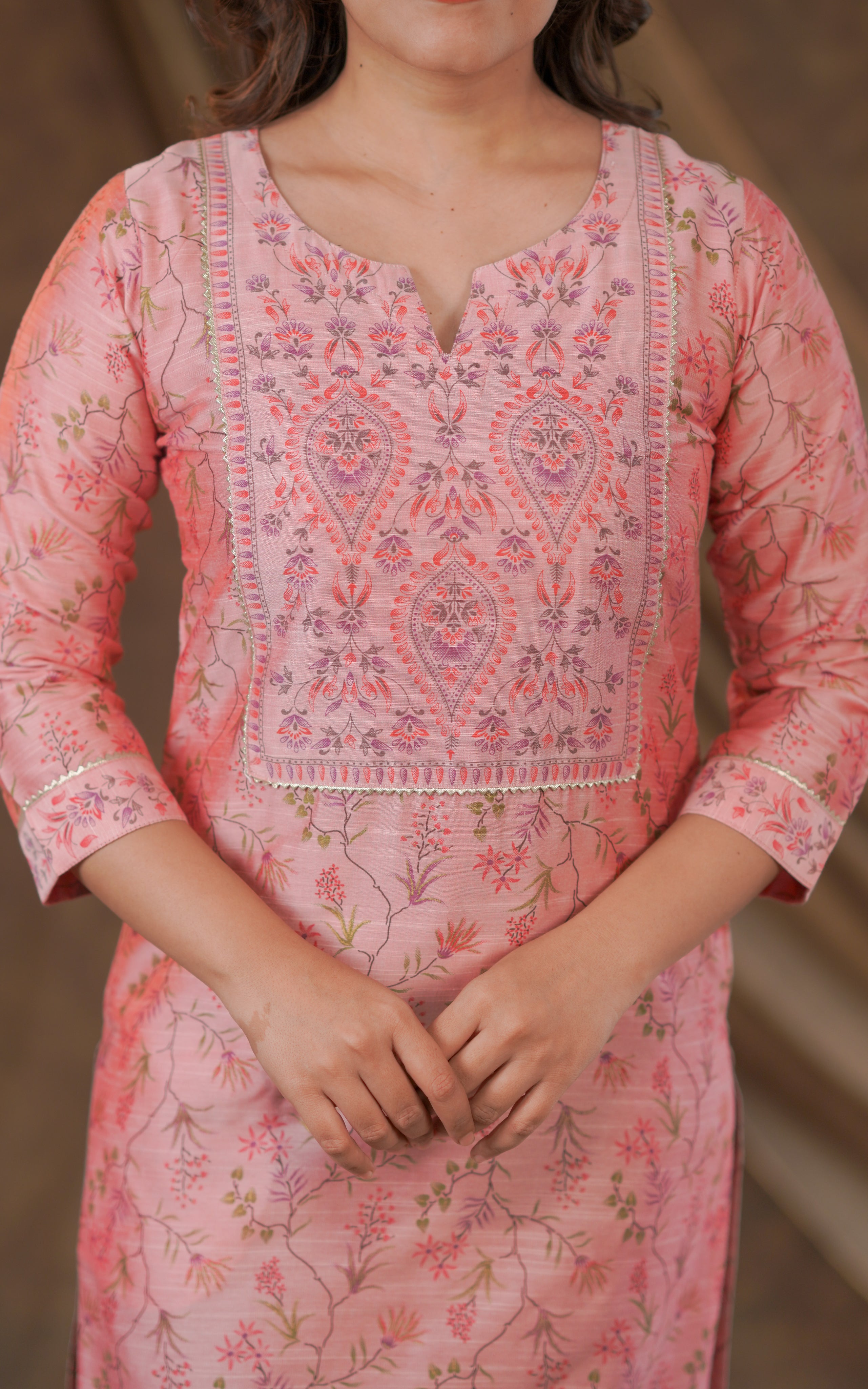 The straight-cut silhouette gives a slim and graceful appearance.