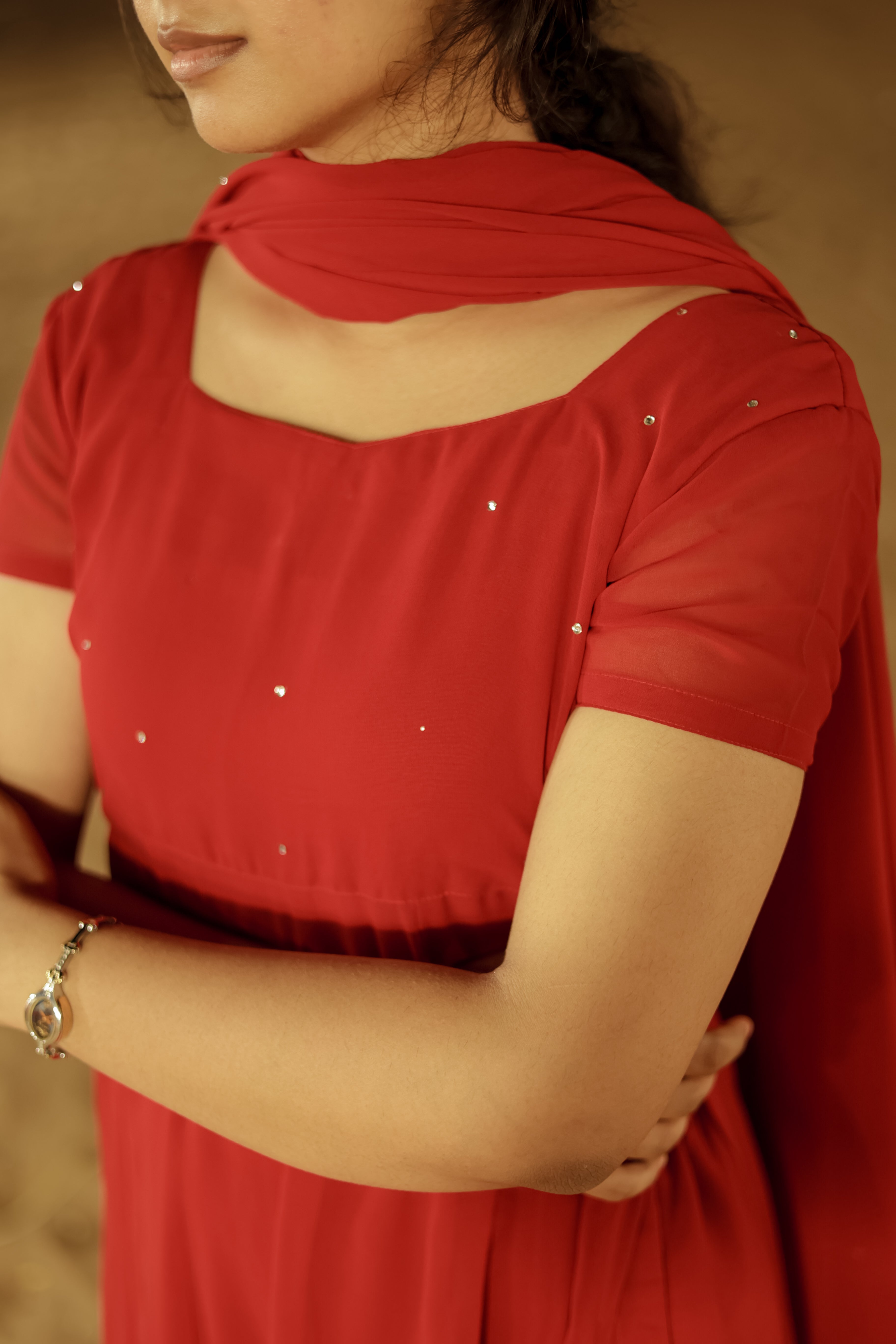 reena wear in the red Paneled Kurti in minnale