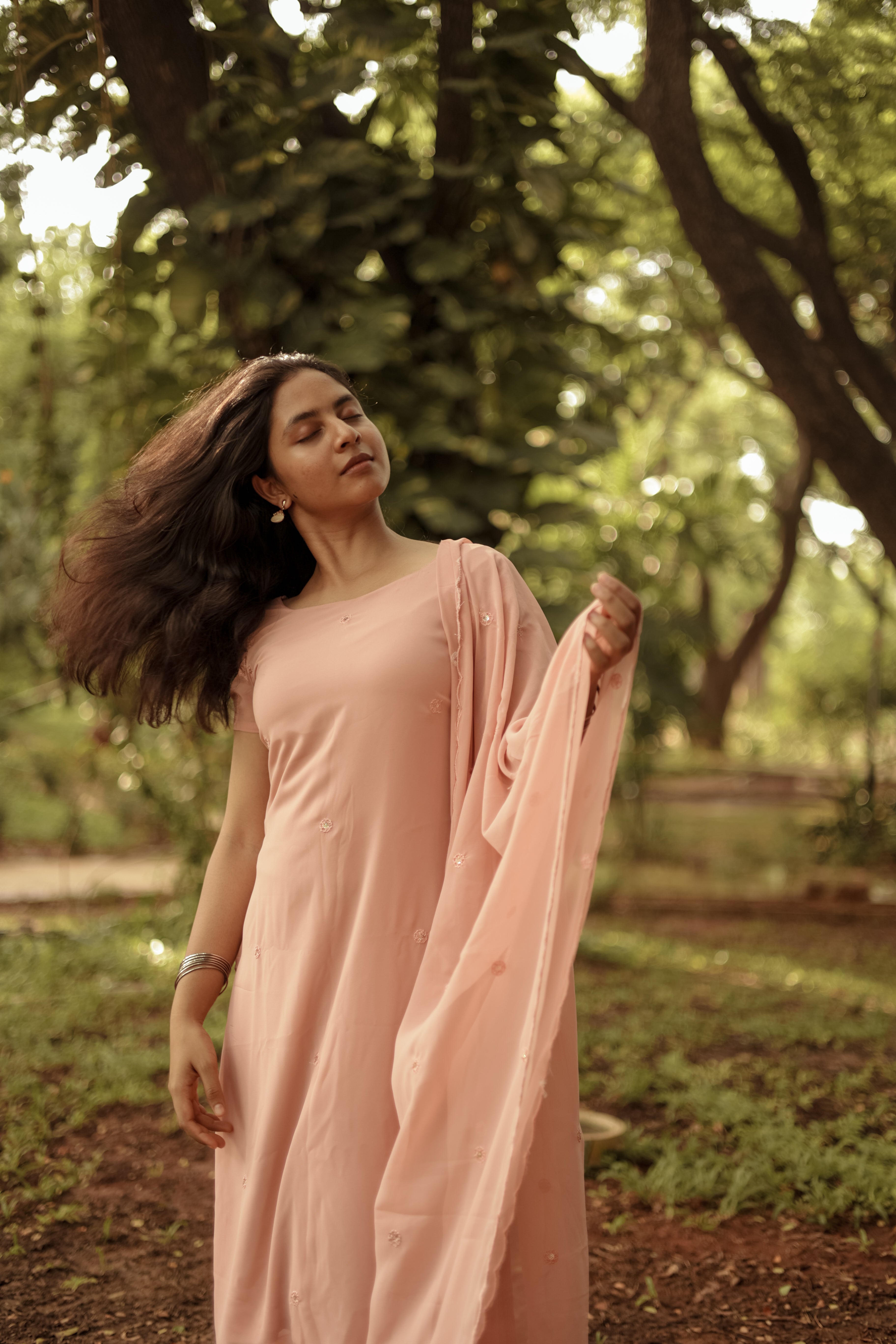 reena wear in the straight cut Kurti in minnale