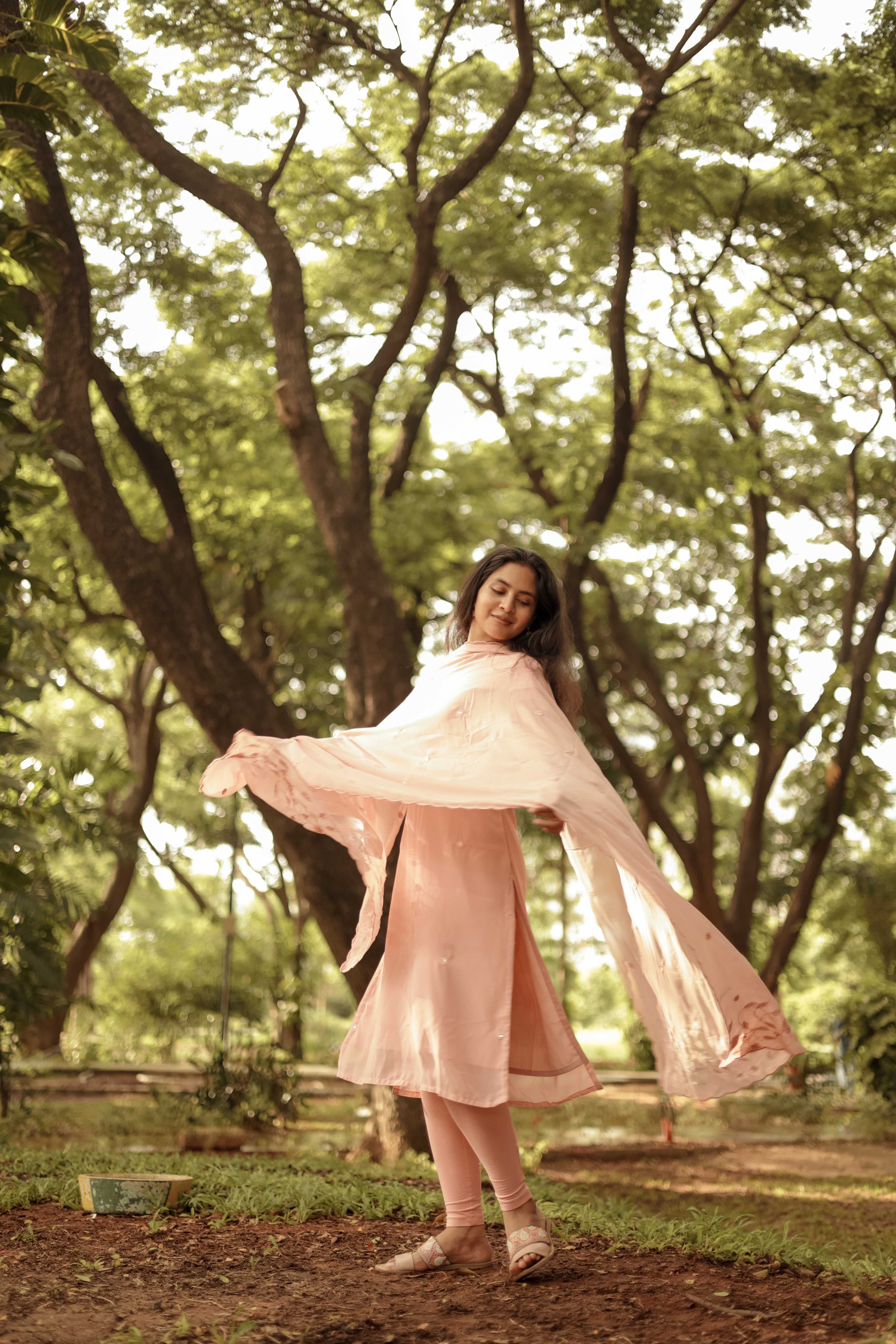 An elegant straight cut Kurti with dupatta, kurti has 3/4 th sleeves,side silt and a simple neckline, add a stylish touch to the design.instore