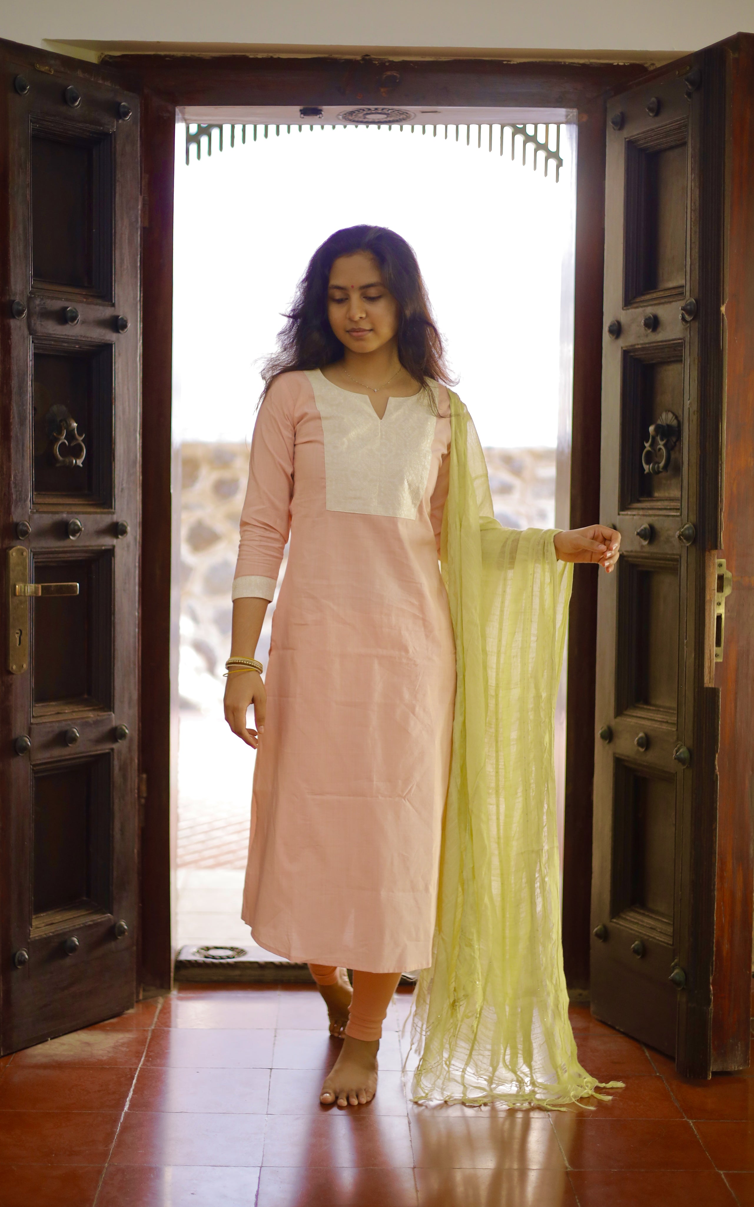 Straight-cut kurti with side slits – classic and flattering.