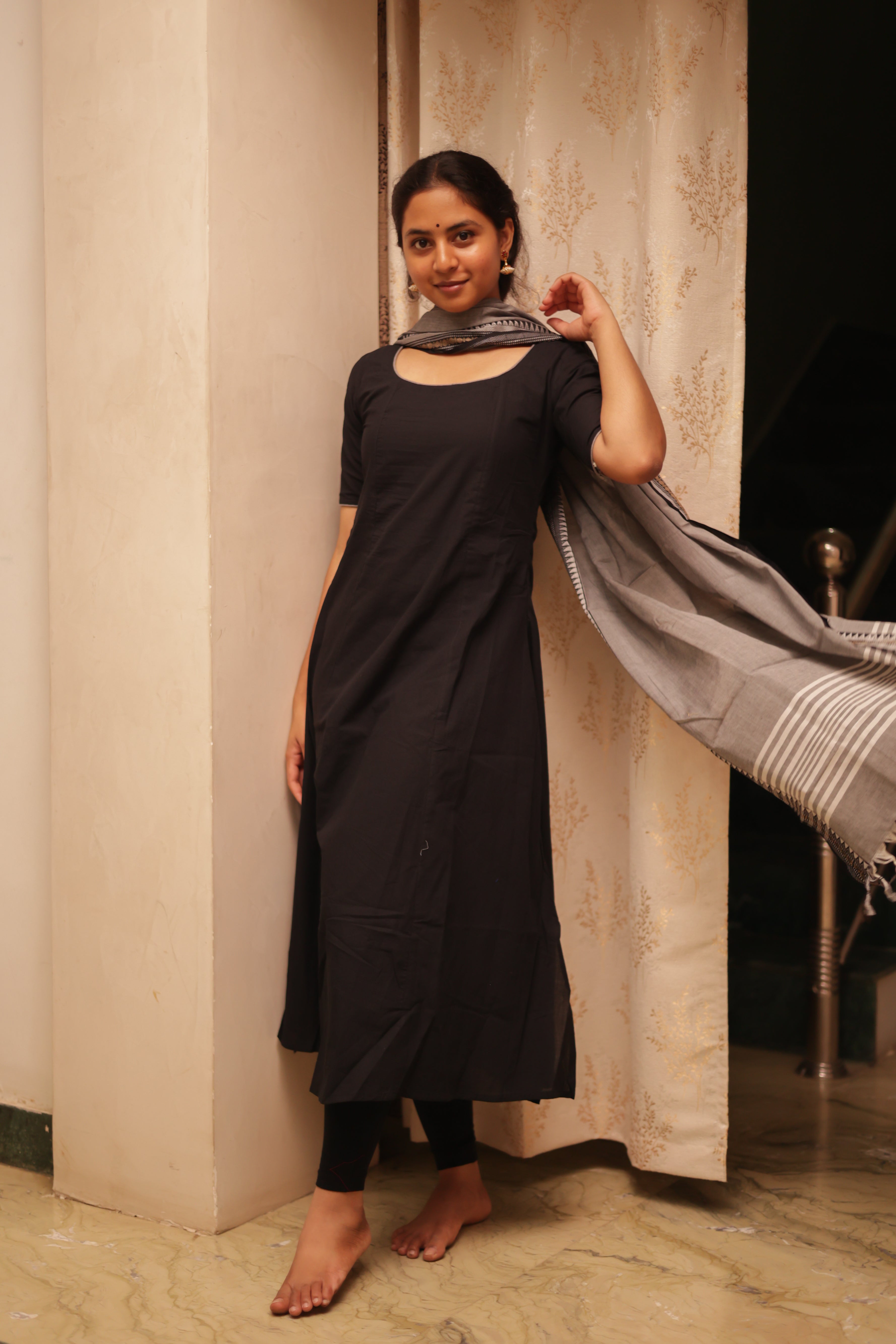 It’s a great choice for anyone looking for a sophisticated yet trendy Bollywood-inspired look