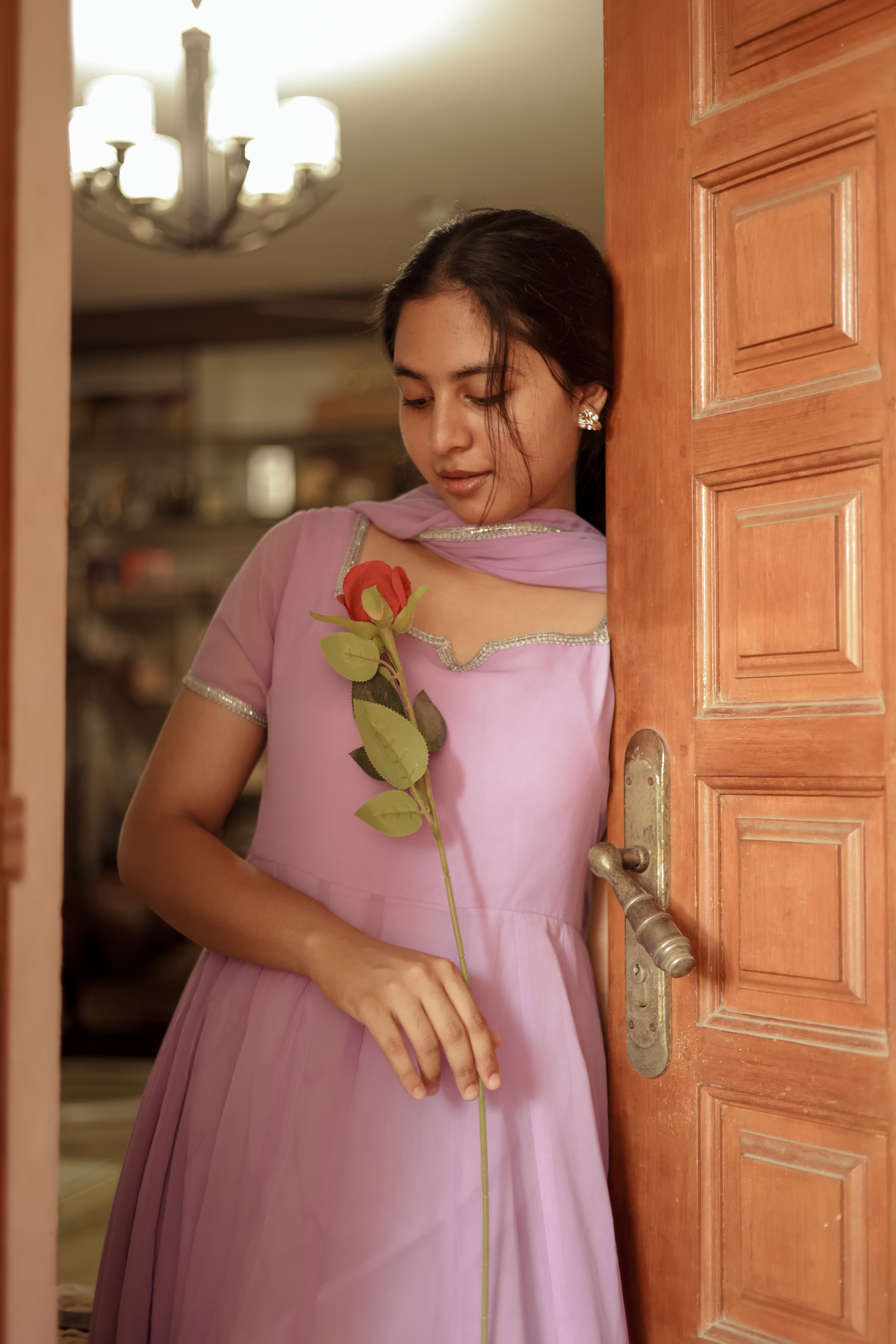 An elegant Full Flared Anarkali with dupatta, kurti has short sleeves,side silt and a simple sweetheart neckline, add a stylish touch to the design.
