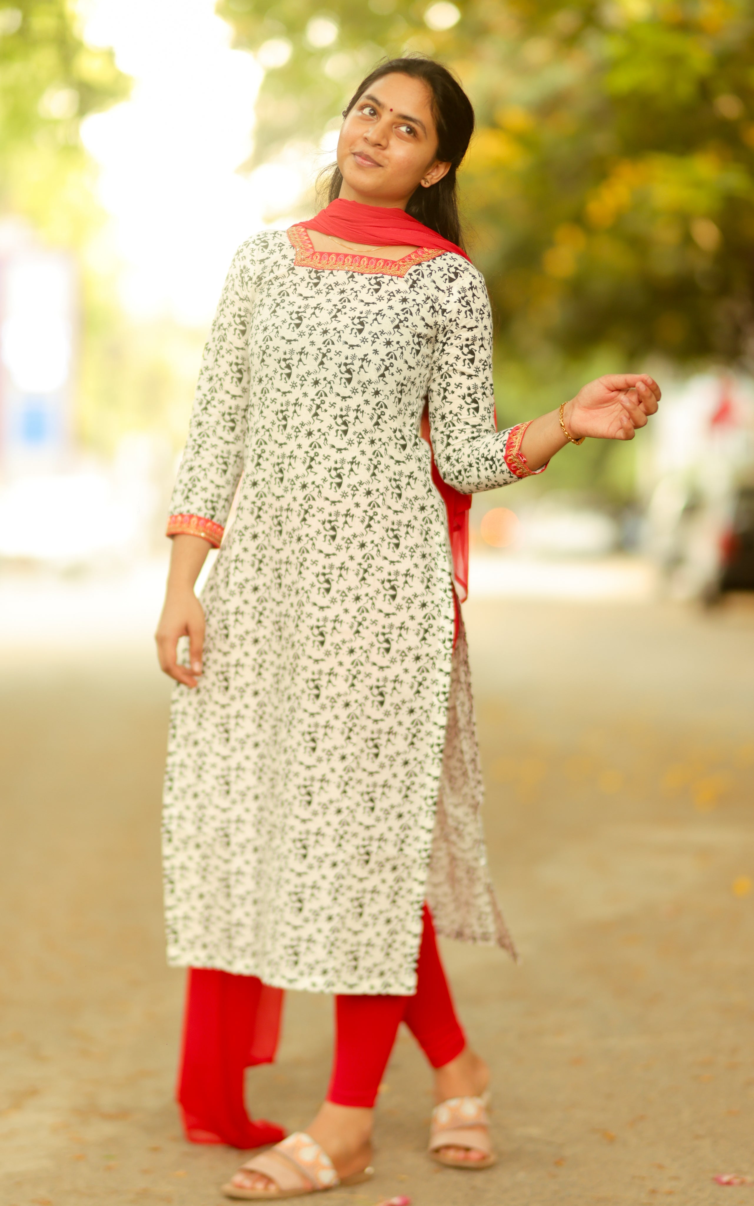 Kalloori White (Kurti+Dupatta)