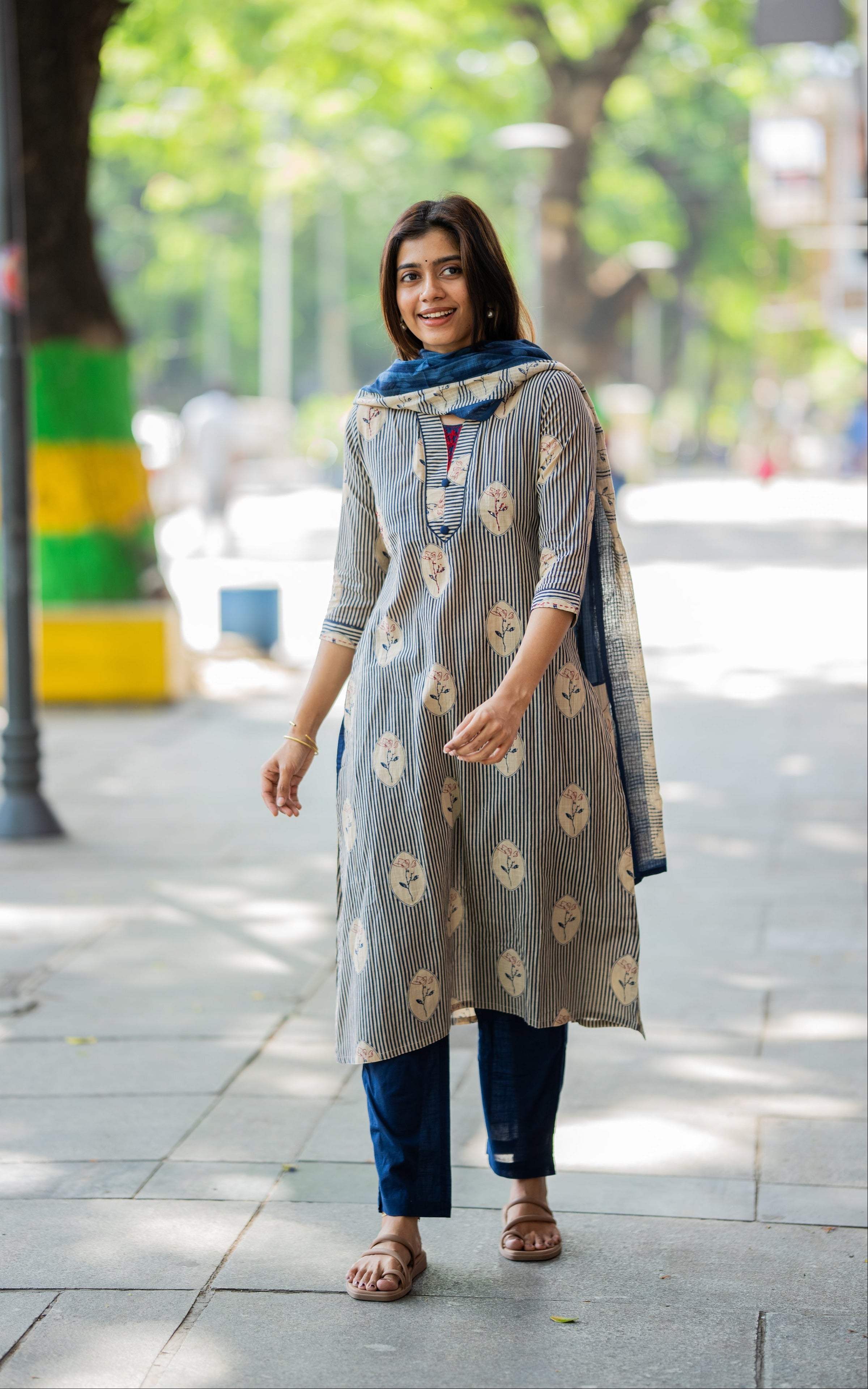 Velichapoove C (Kurti+Pant+Dupatta)