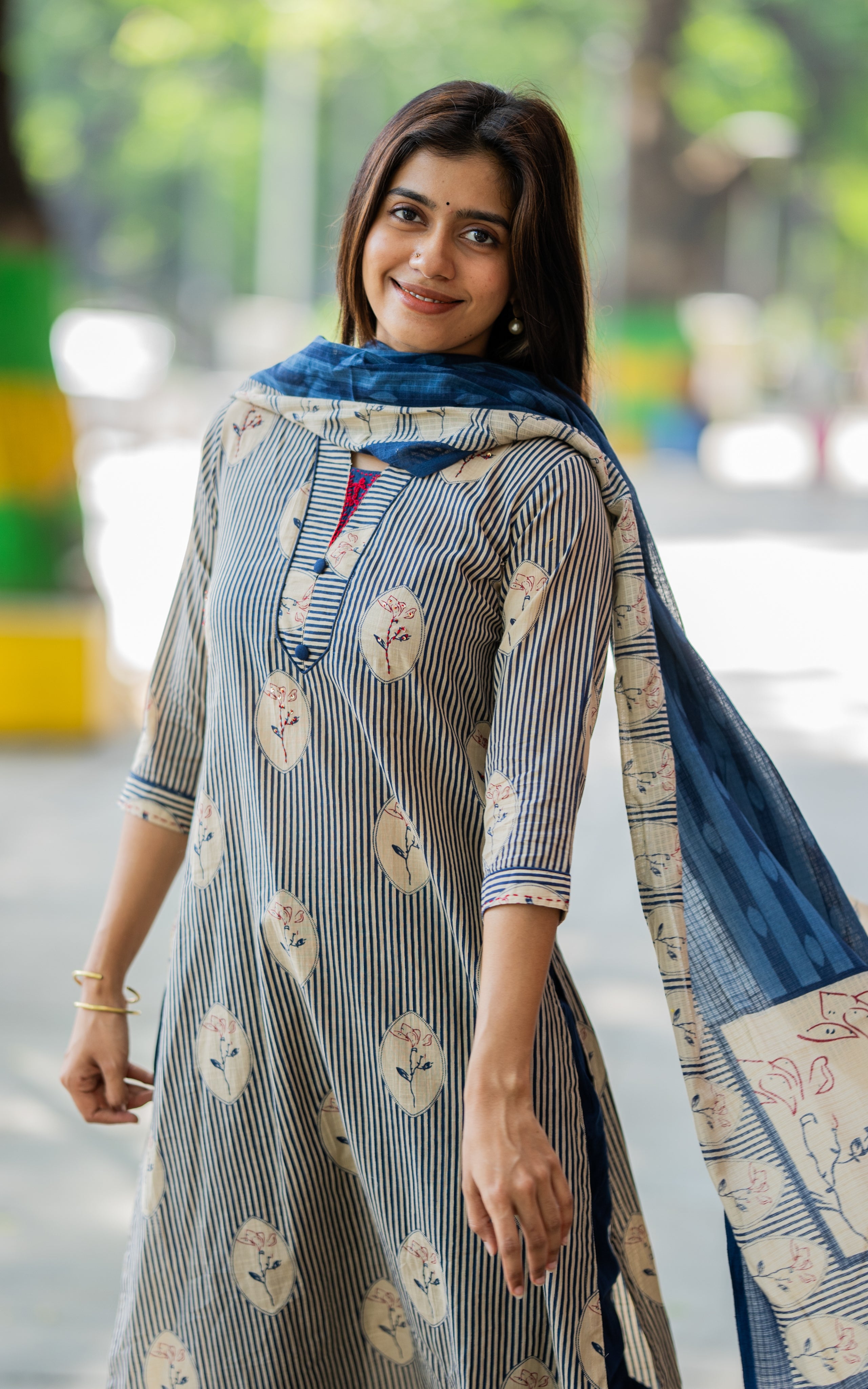 Velichapoove C (Kurti+Pant+Dupatta)