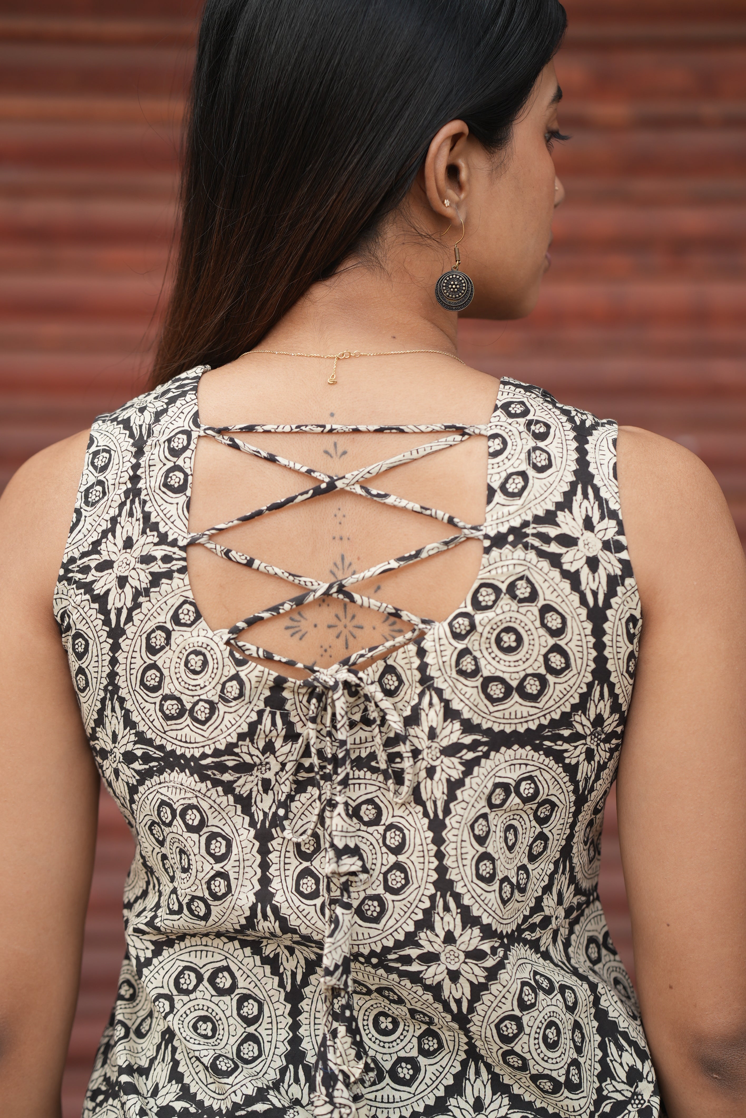 Effortlessly chic, balancing elegance with everyday practicality.
Flattering fit suitable for all body types.
