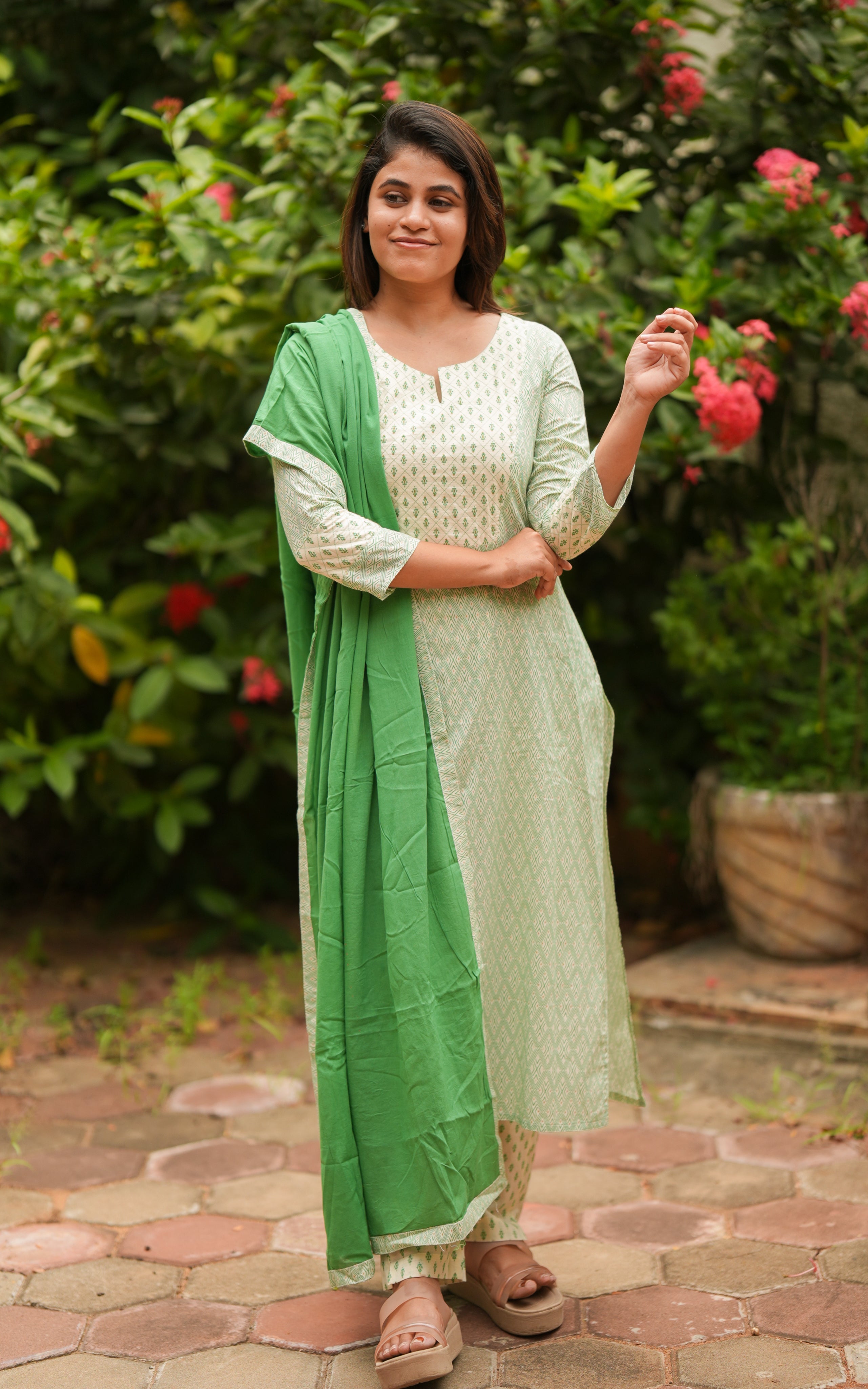 instore kurti sakira green (kurti+pant+Dupatta)