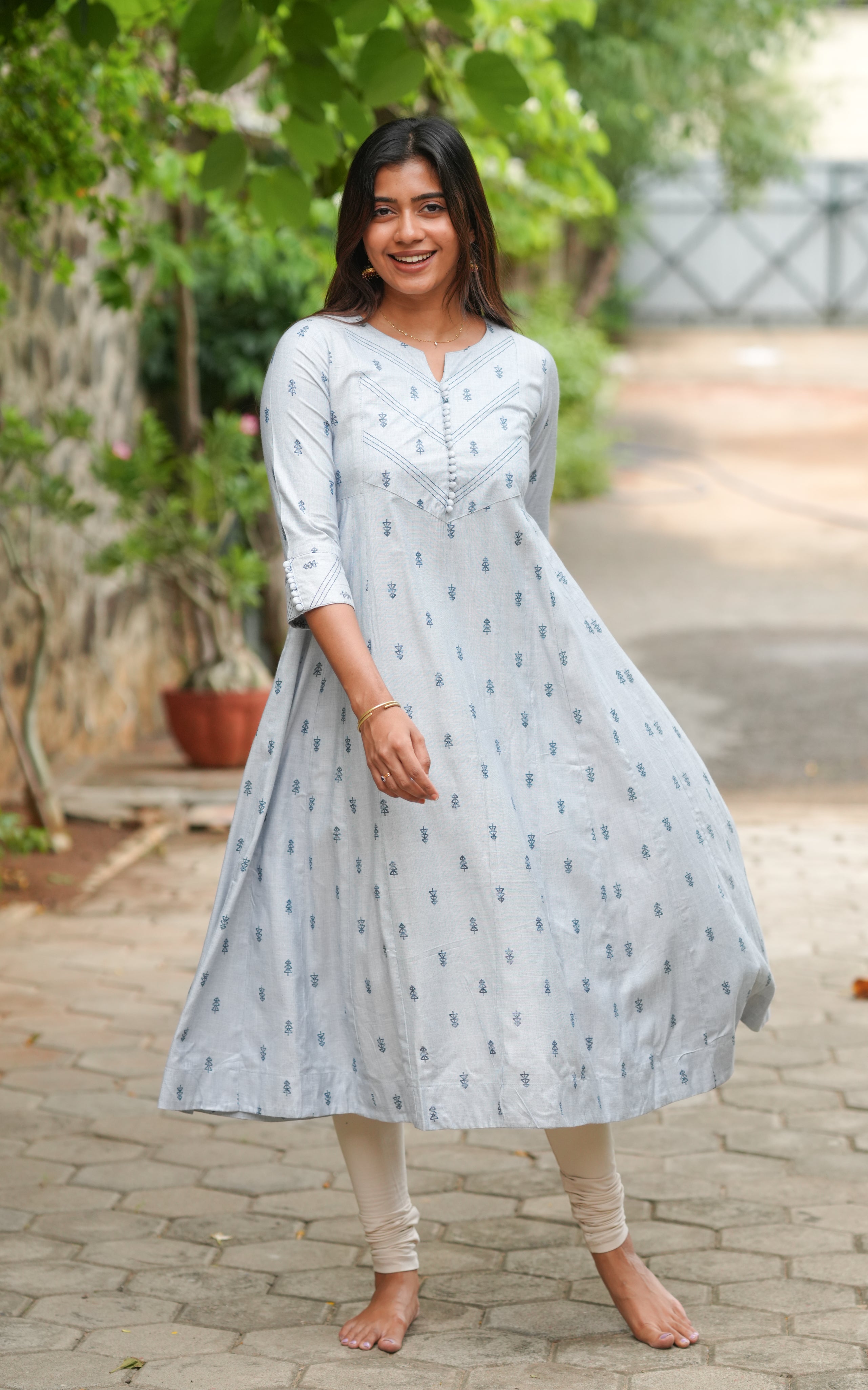 The kurti features a modest V-neckline with fine stitch detailing on the yoke..