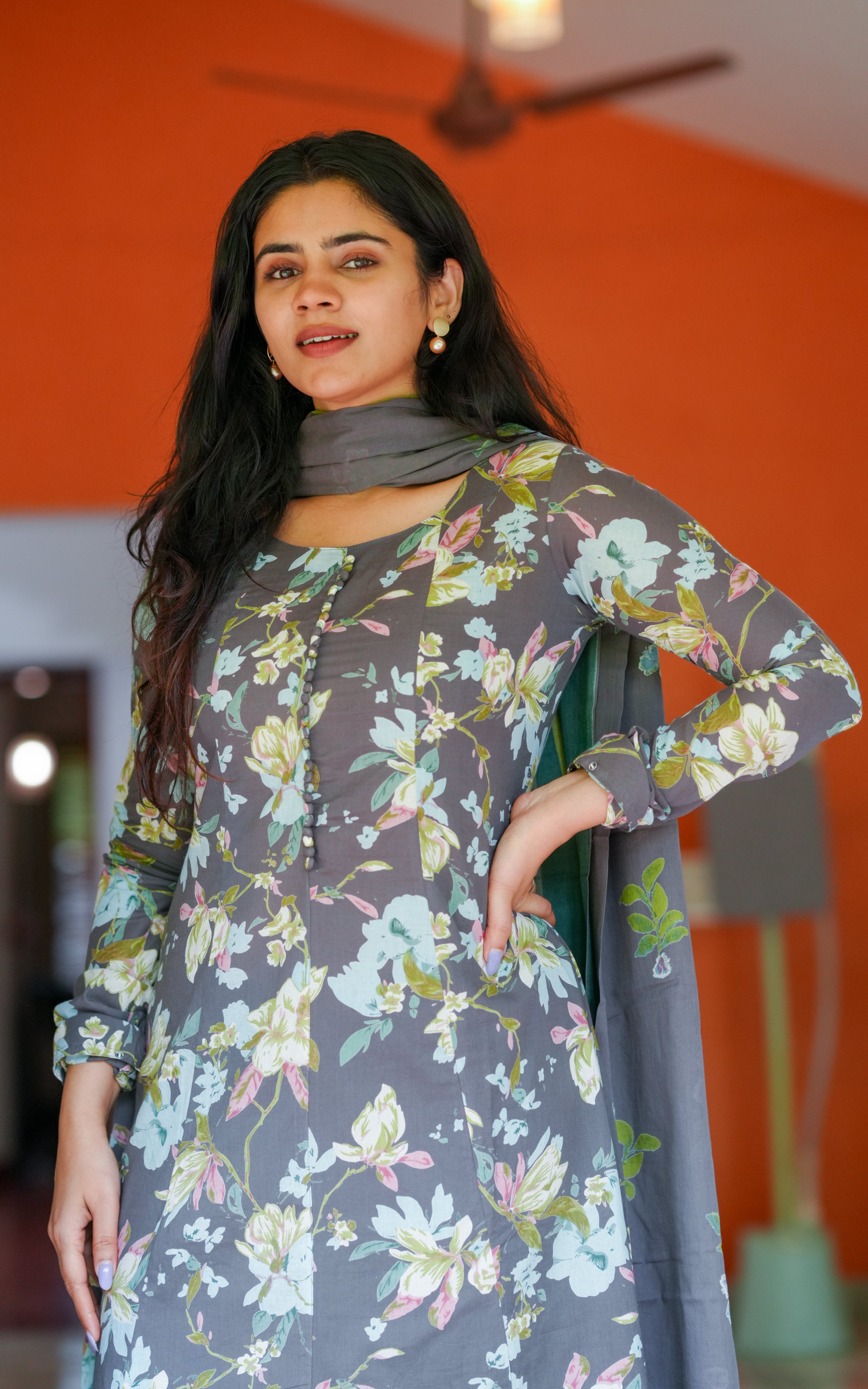 Kurti features a front slit and full-length gathered sleeves.
