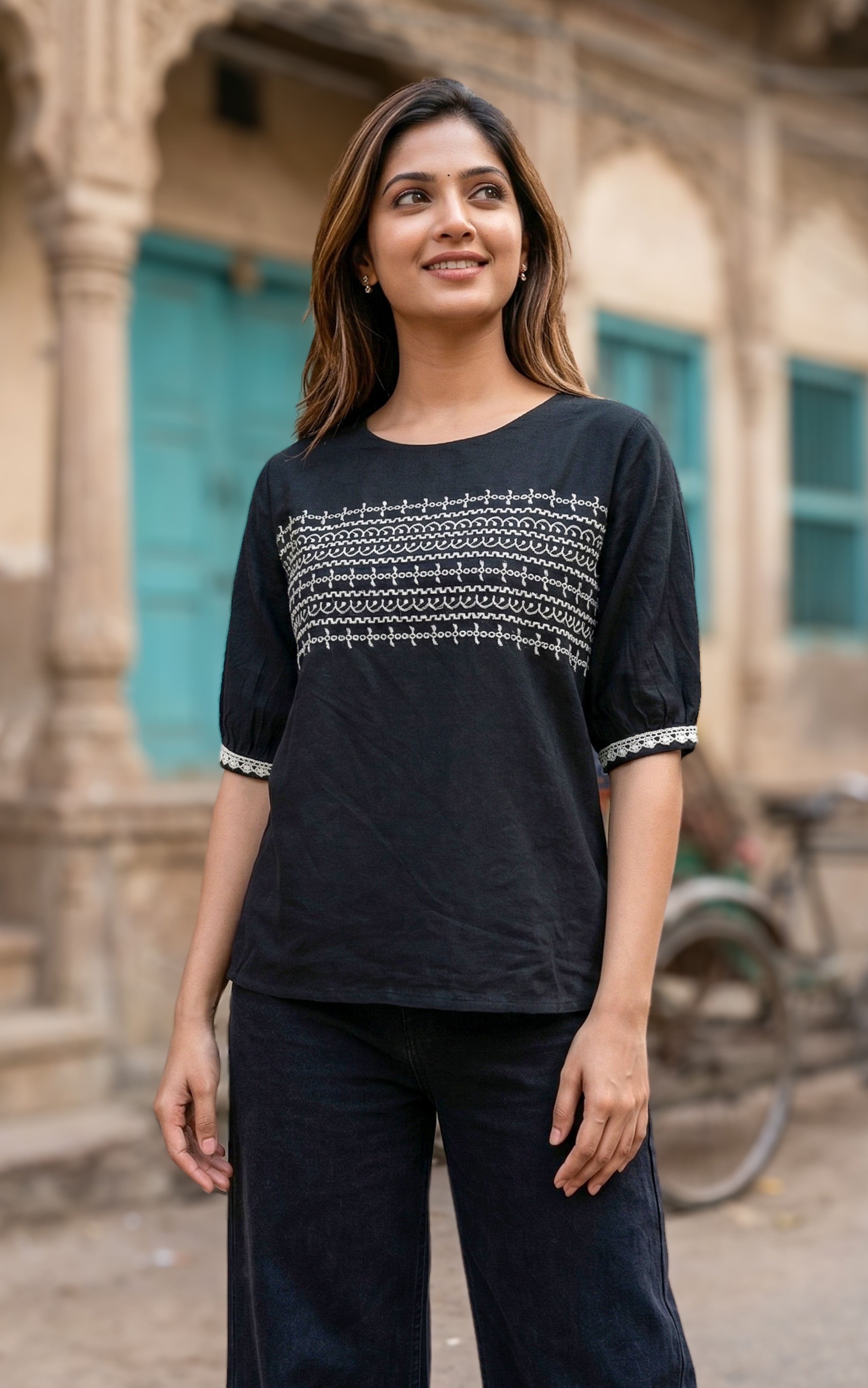 Short top with elegant thread embroidery