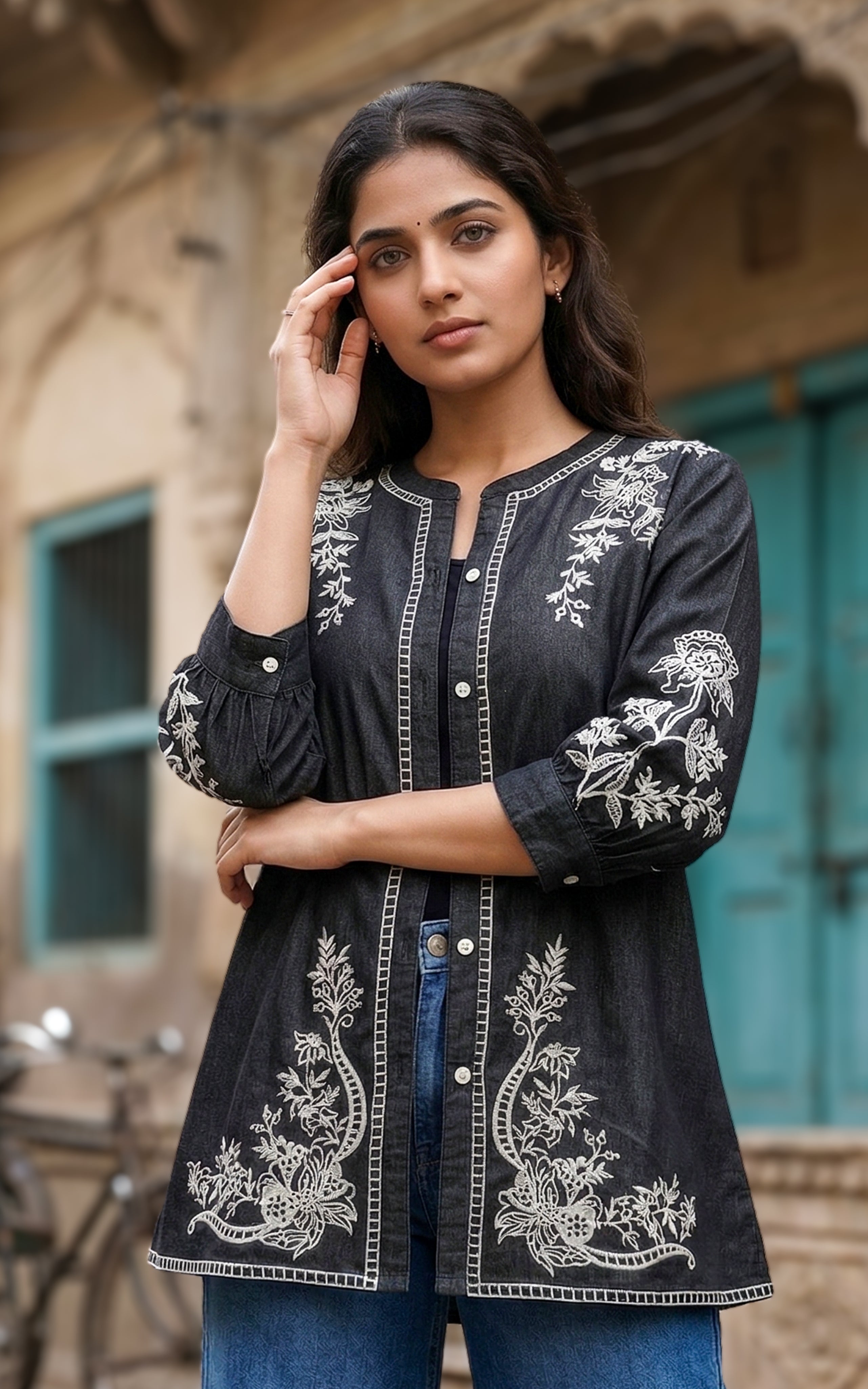 Short jacket with elegant embroidery