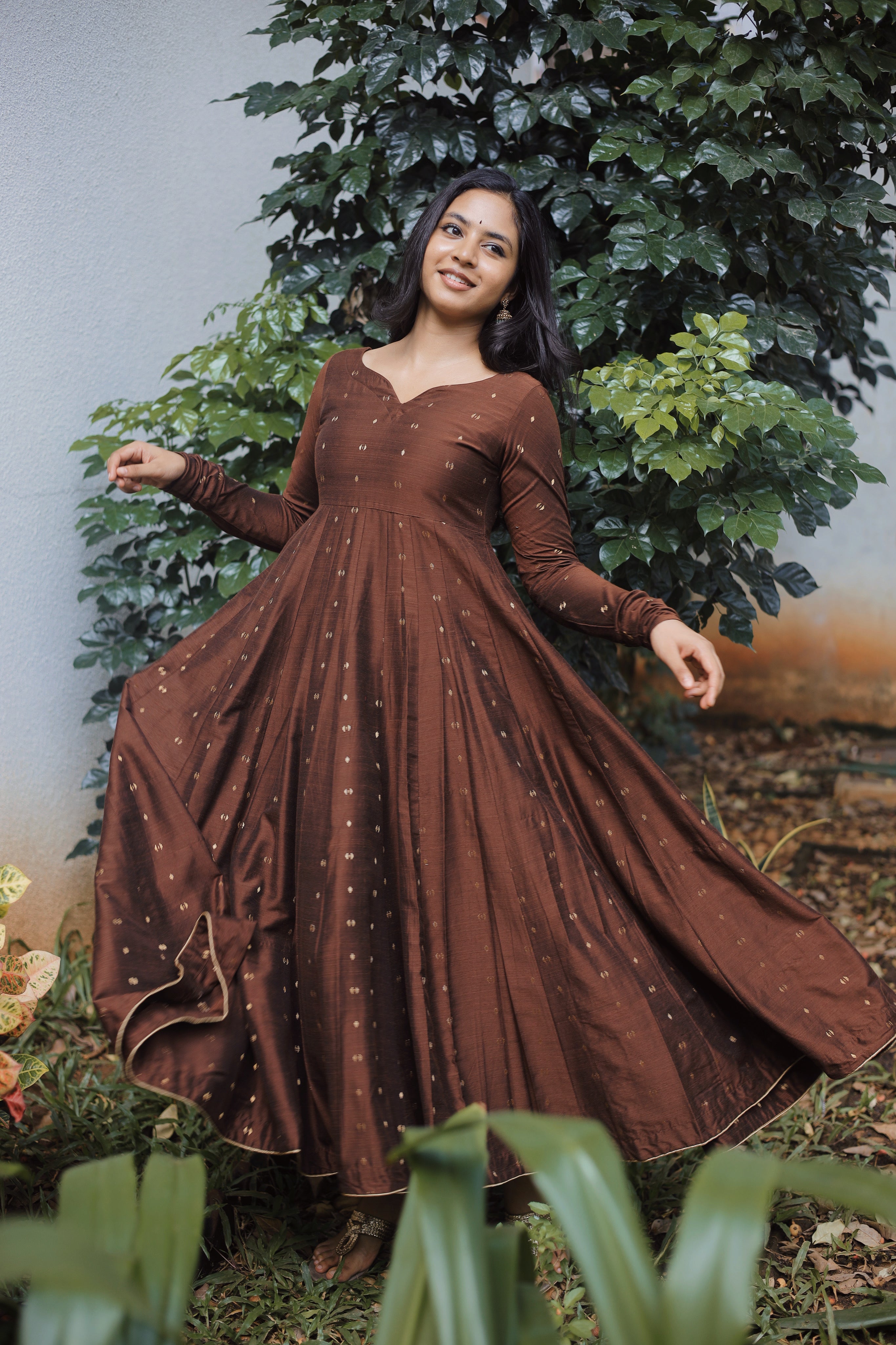  A statement piece on its own, this kurti adds charm to any celebration.
