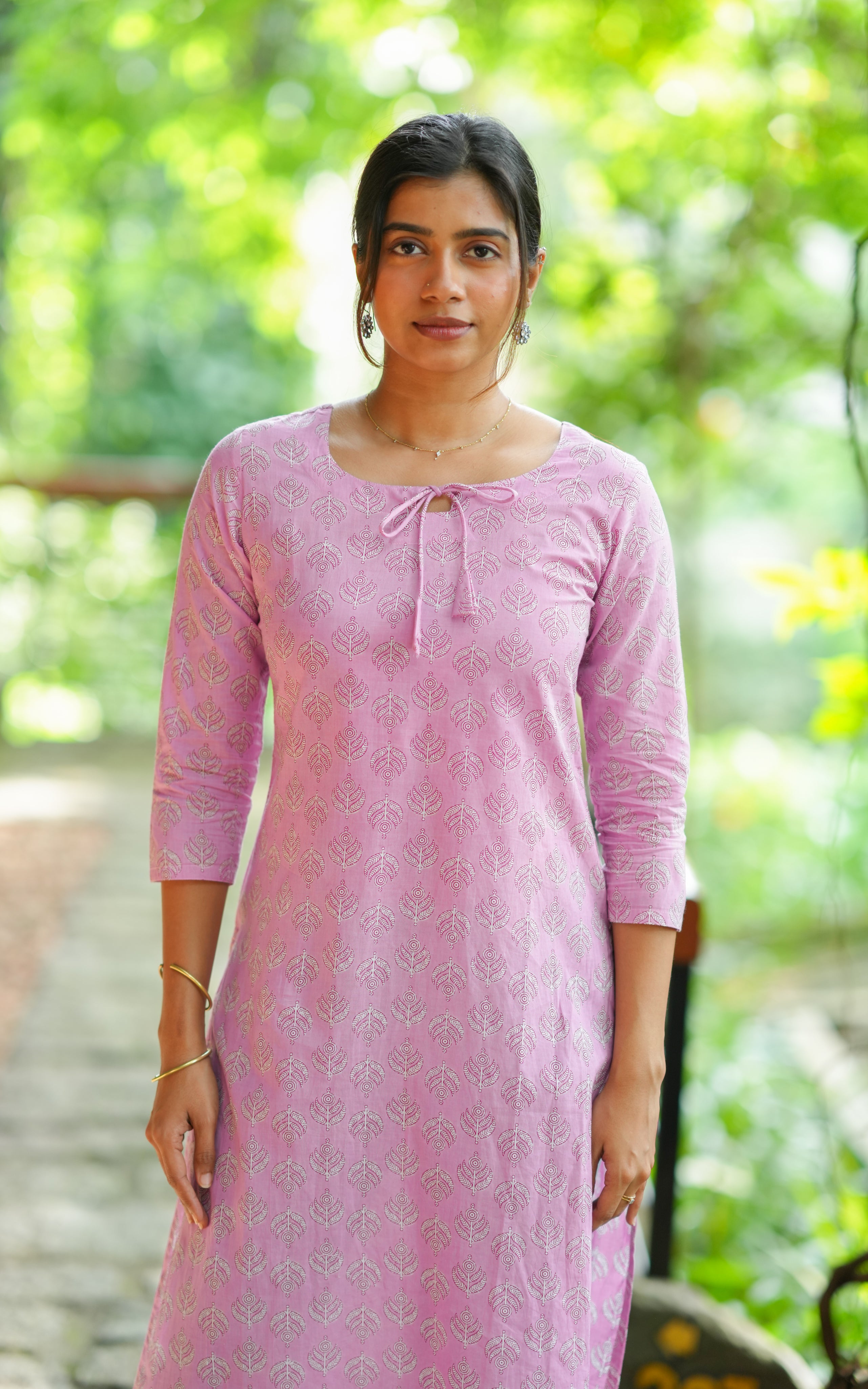  Casual straight-cut kurti ideal for running errands or casual meetups.
