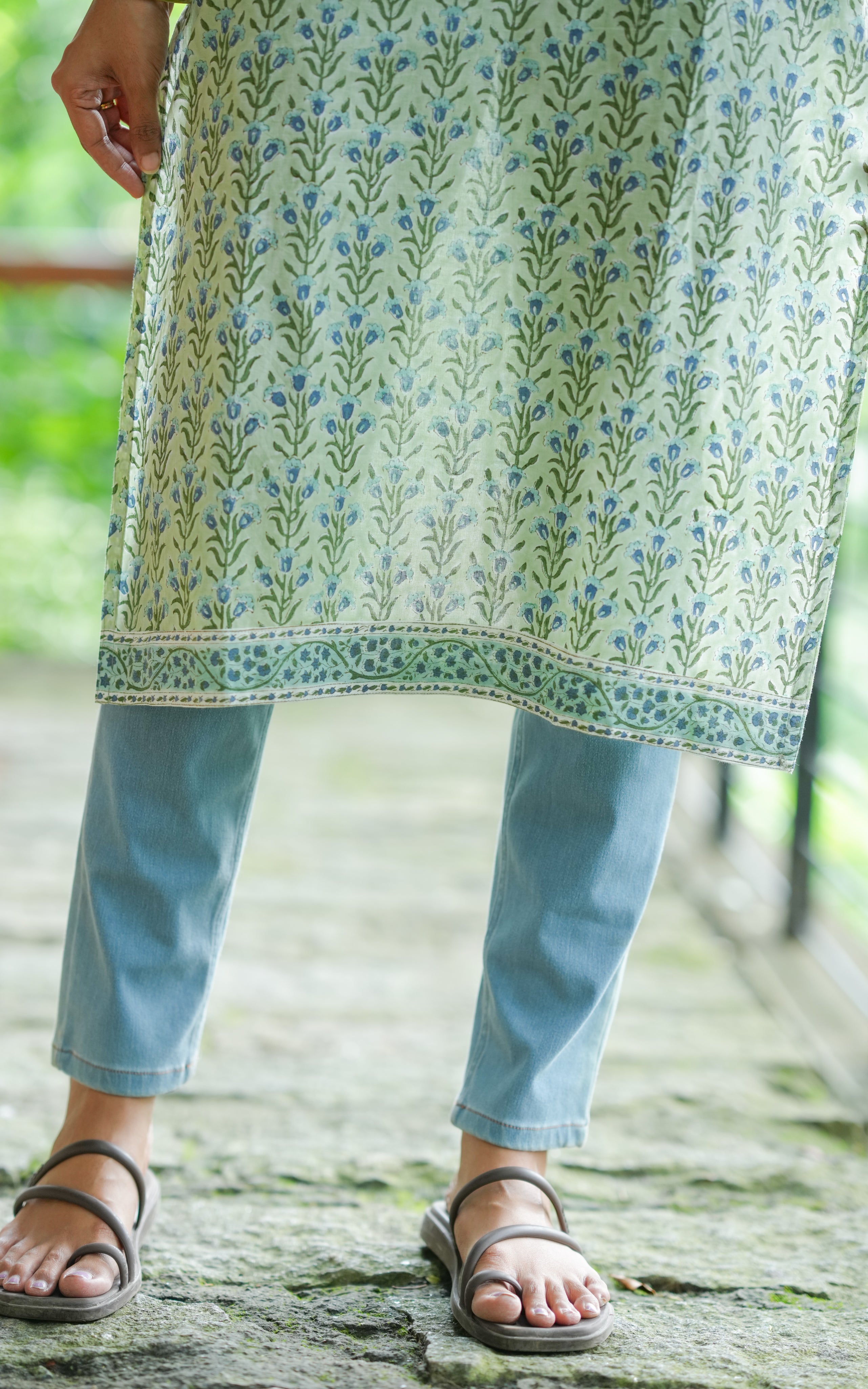 Straight-cut kurti set for women.