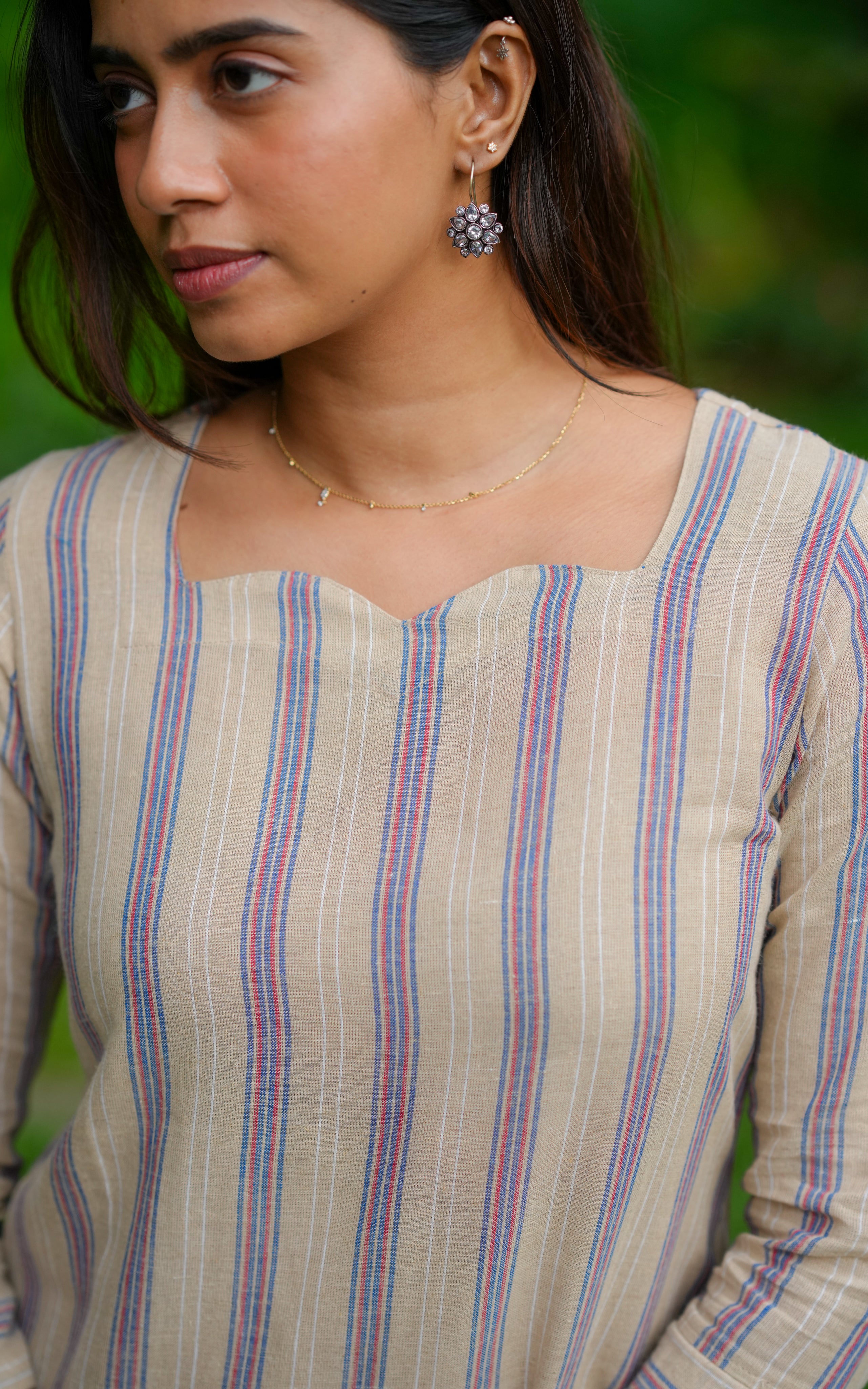 A timeless outfit with a fluid drape and elegant details, ideal for celebrations, work, or weekend getaways