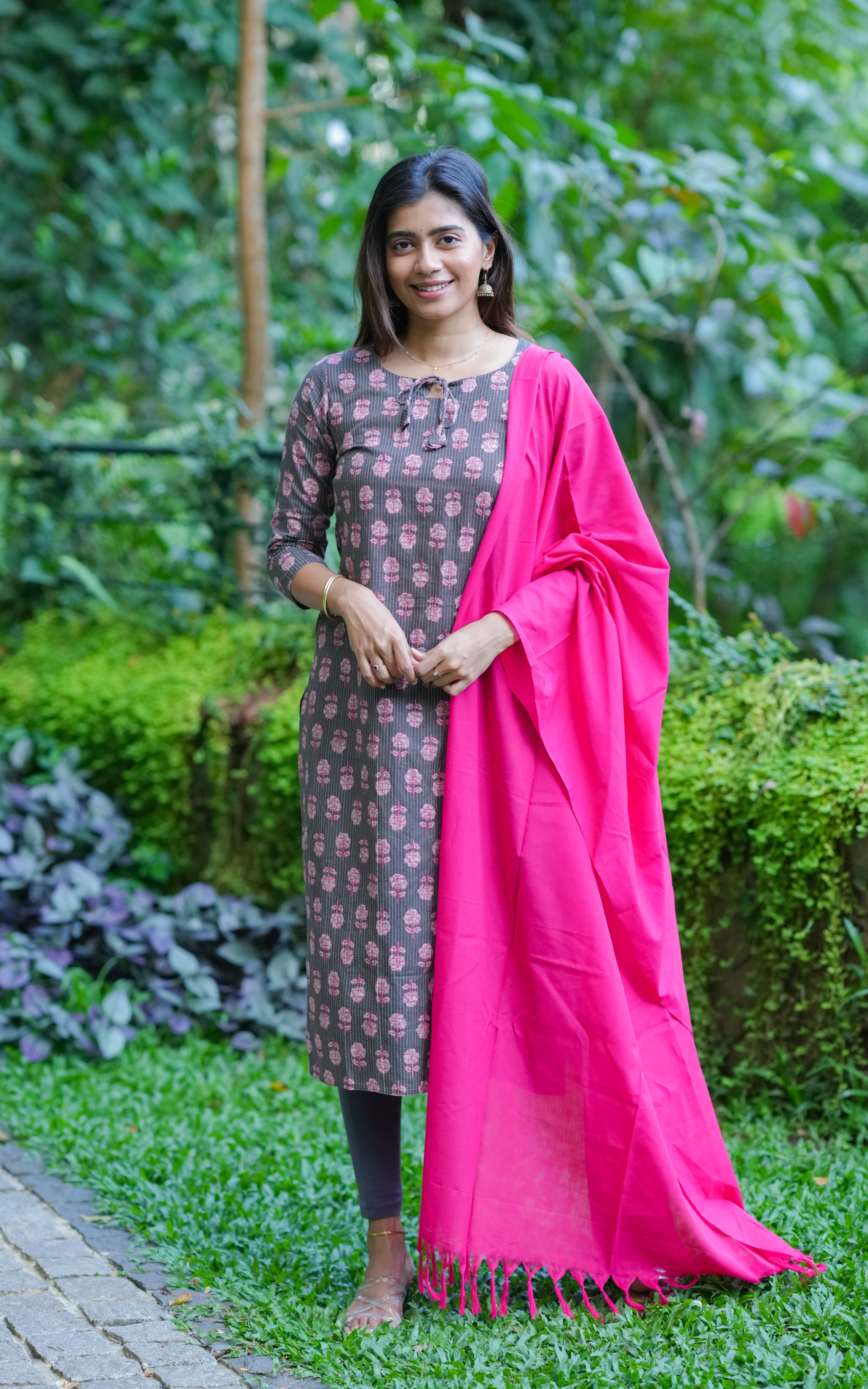  Classic straight-cut kurti paired with a light dupatta for daily grace.
