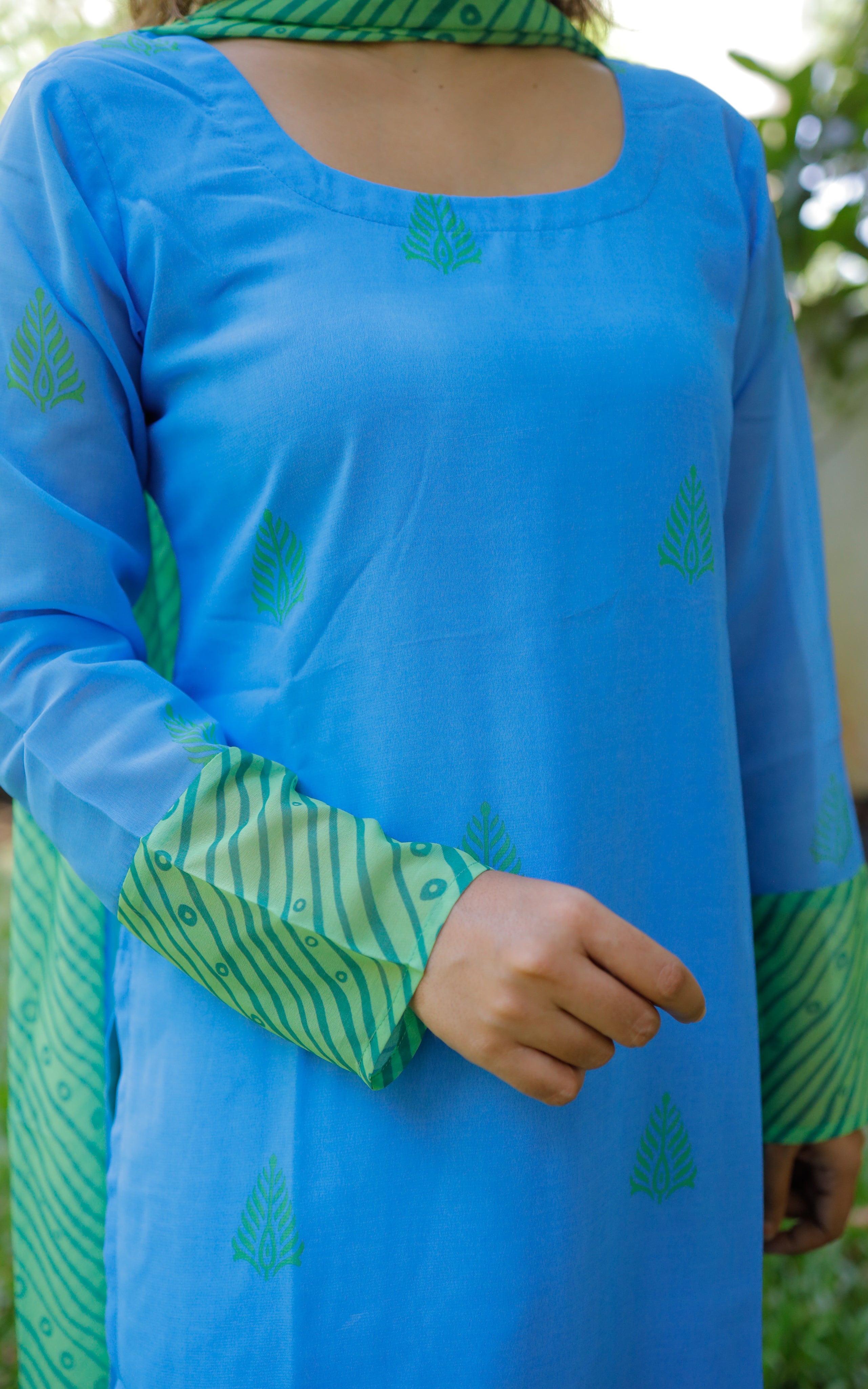 Sleeves feature green printed detailing at the cuffs