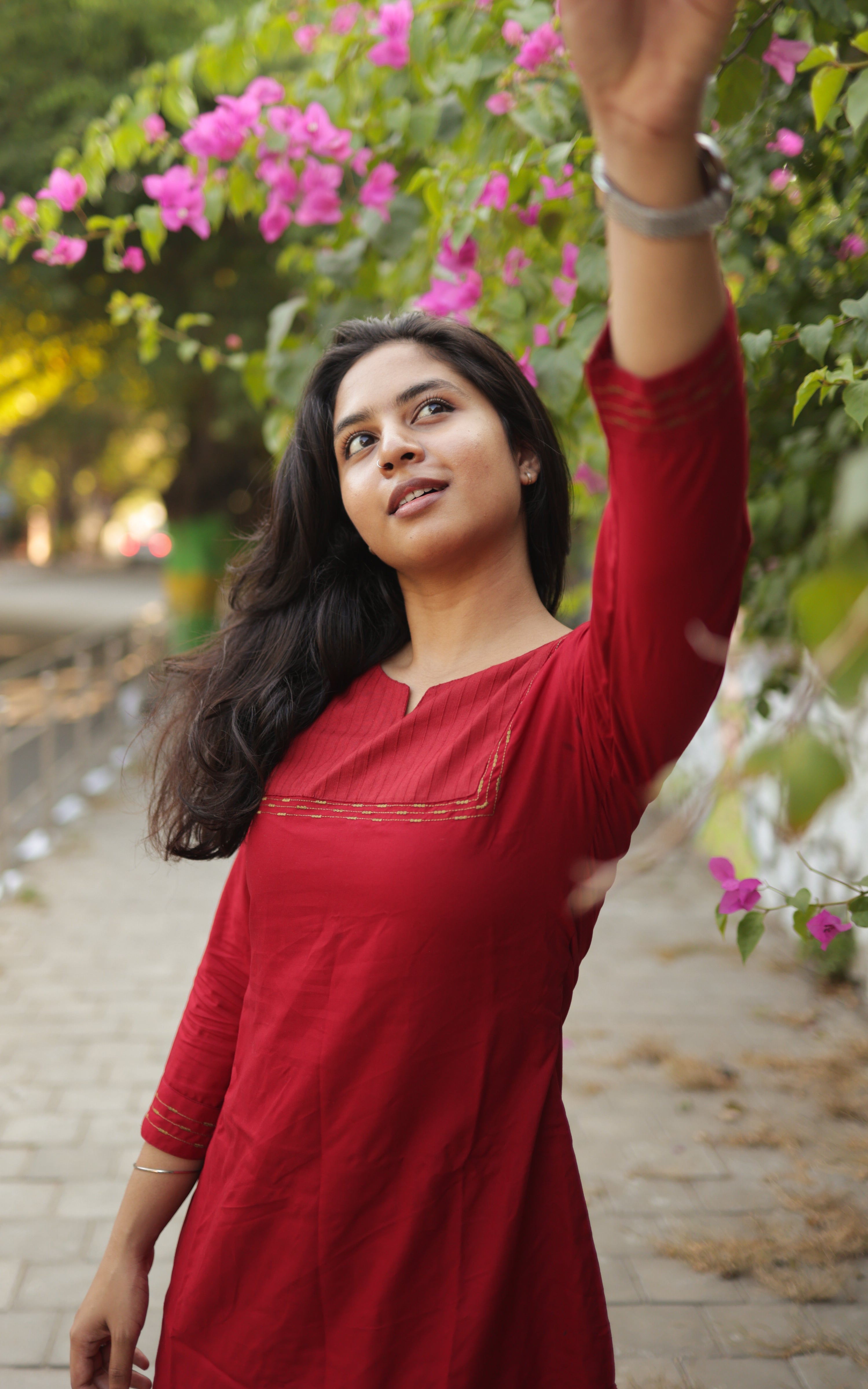 needhane en ponvasandham  nithya's maroon kurti