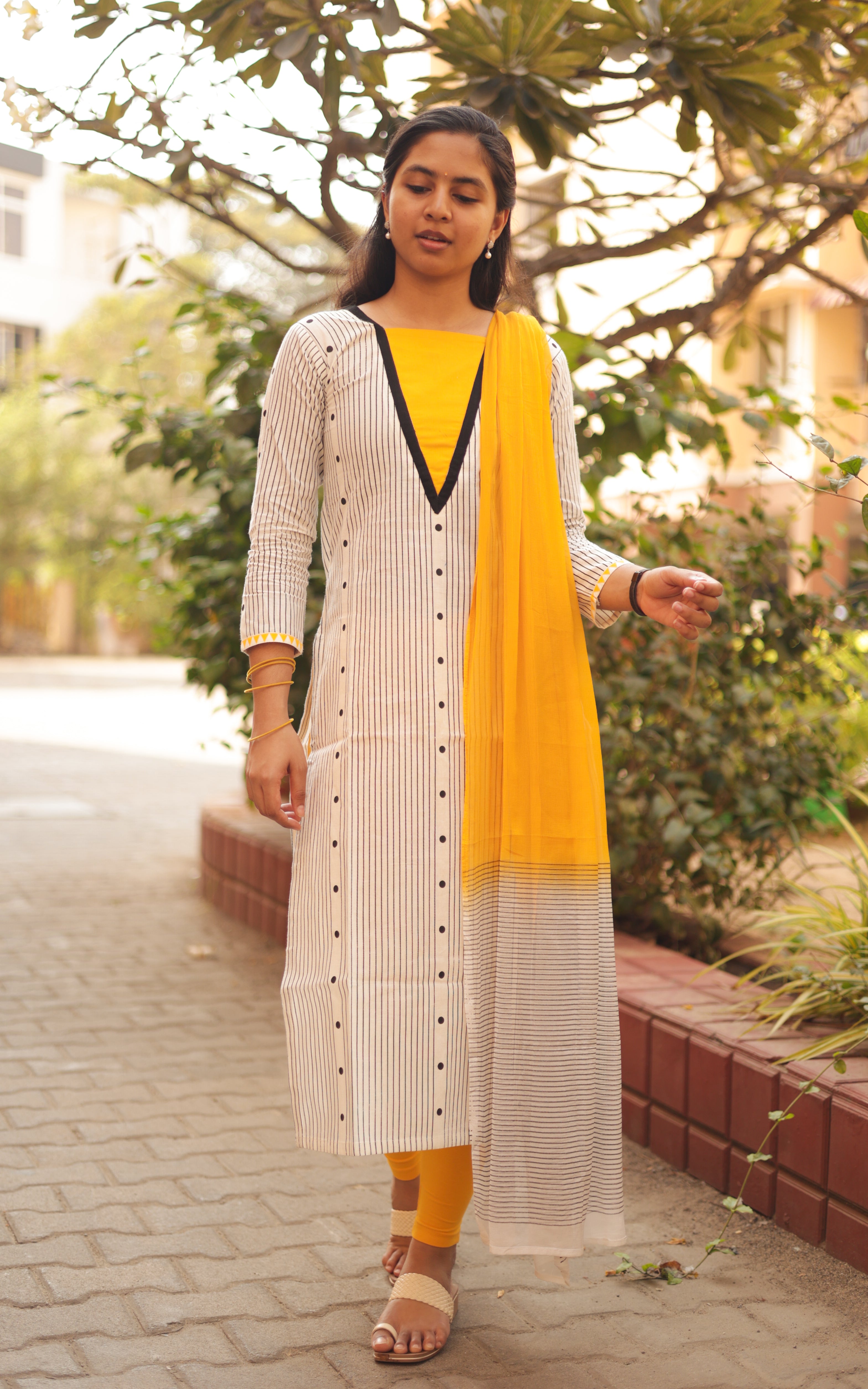 Om Shanti Oshanna 1 (Kurti+Dupatta)