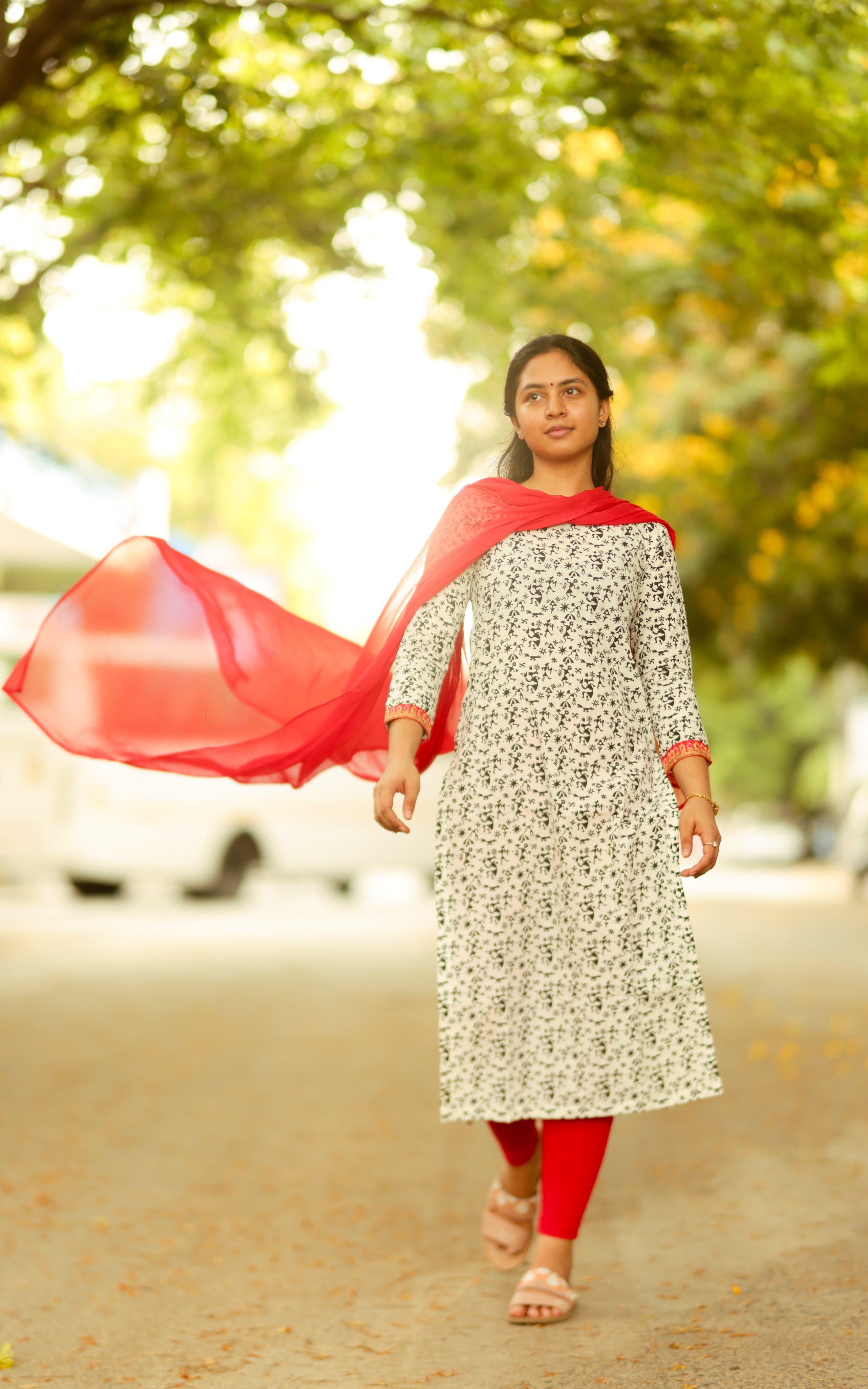 Kalloori White (Kurti+Dupatta)
